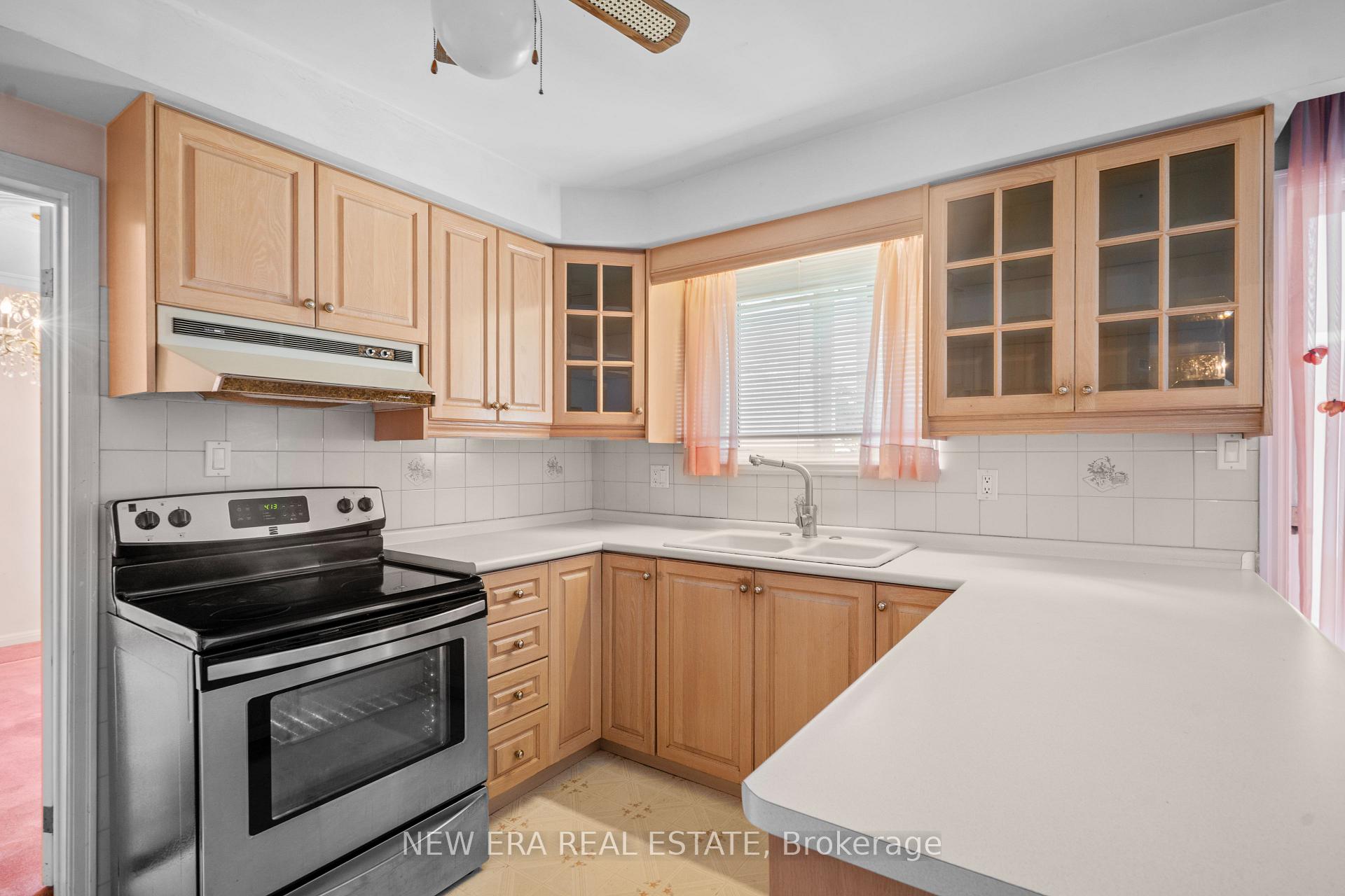 Photo 15 of 1889 Steepbank Crescent, Mississauga, Applewood — HOMEH