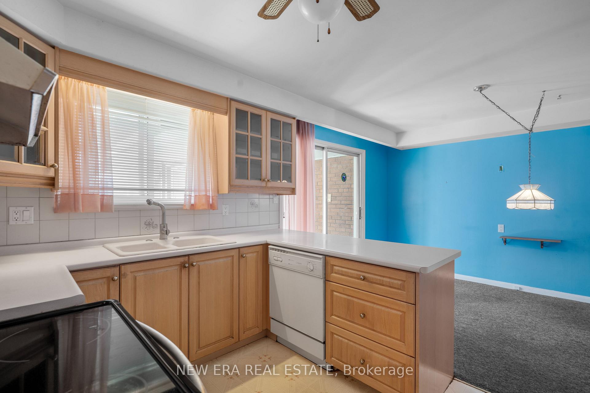 Photo 16 of 1889 Steepbank Crescent, Mississauga, Applewood — HOMEH