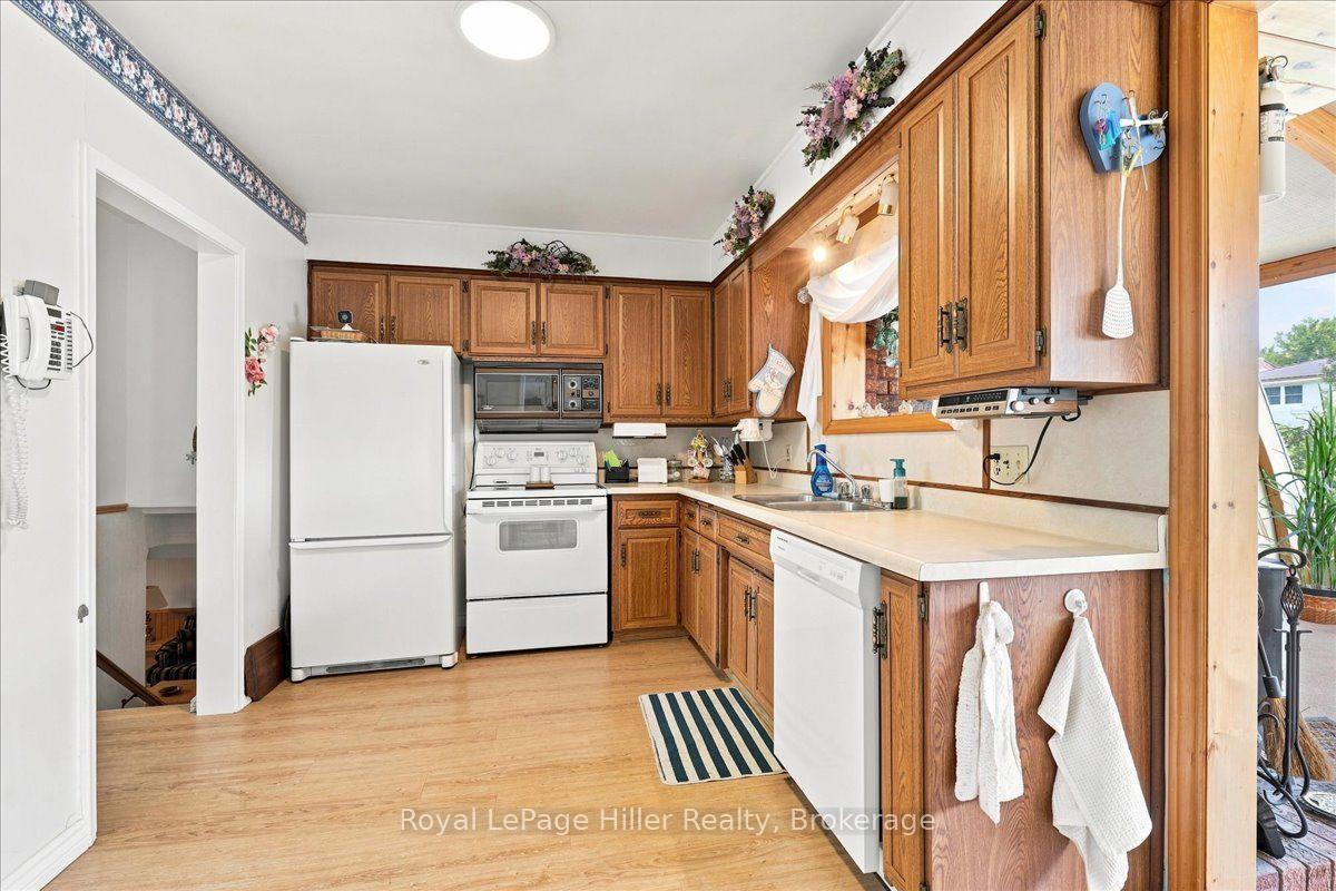 Photo 10 of 66 Elgin Crescent, Stratford — HOMEH