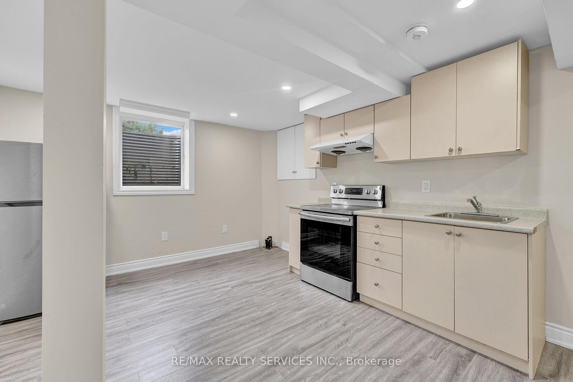 Photo 3 of 29 Hector Court, Brampton, Central Park — HOMEH