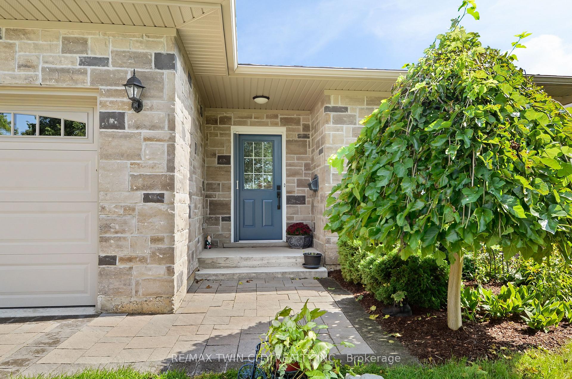 Photo 4 of 6 Edenridge Drive, Haldimand — HOMEH