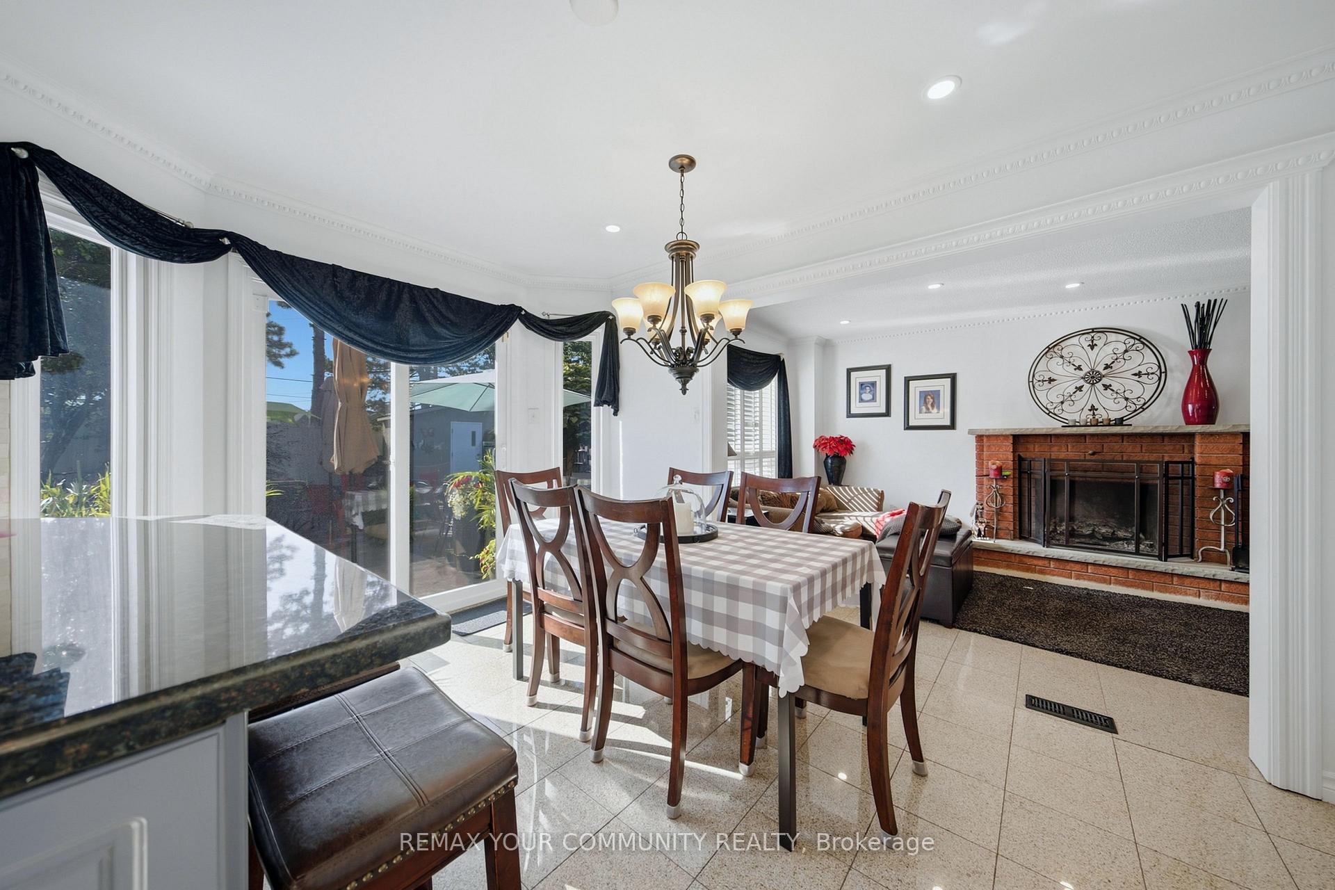 Photo 3 of 44 Candy Crescent W, Brampton, Northwood Park — HOMEH