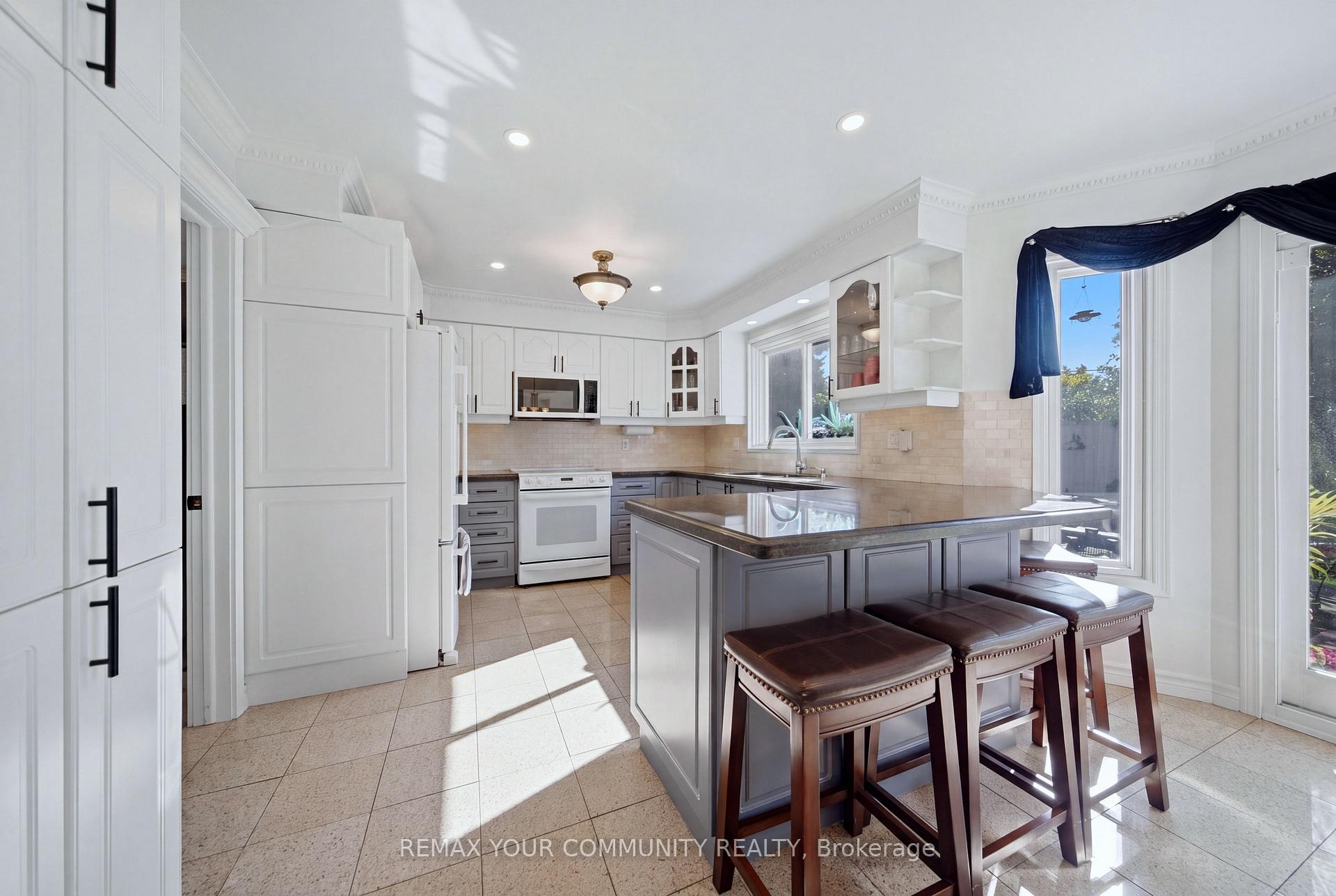 Photo 4 of 44 Candy Crescent W, Brampton, Northwood Park — HOMEH