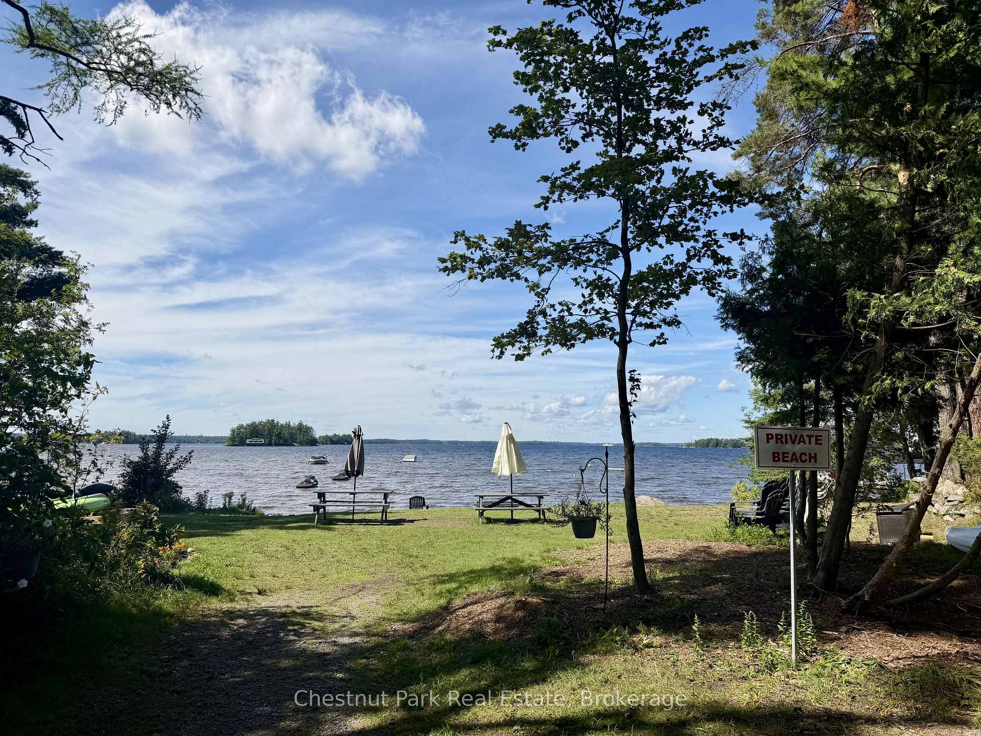 Photo 2 of 1004 Chippawa Avenue, Gravenhurst, Muskoka (S) — HOMEH