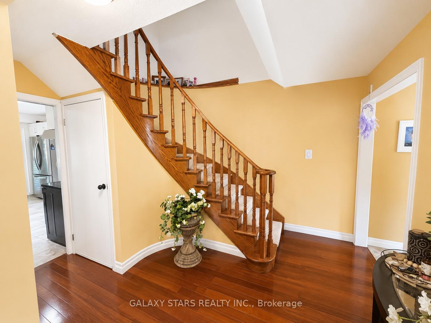 Photo 3 of 75 Marita Place, Vaughan, Glen Shields — HOMEH