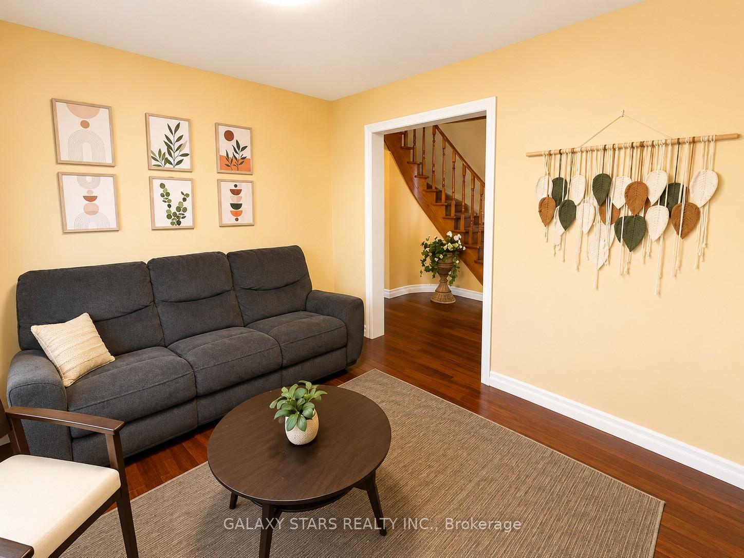 Photo 4 of 75 Marita Place, Vaughan, Glen Shields — HOMEH