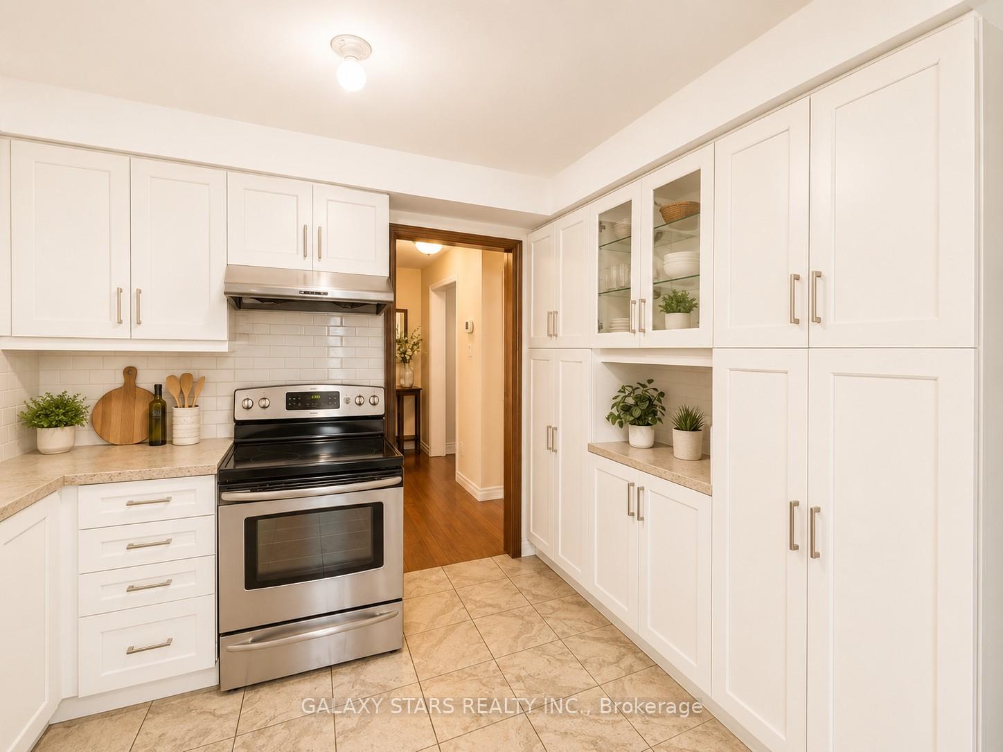 Photo 7 of 75 Marita Place, Vaughan, Glen Shields — HOMEH
