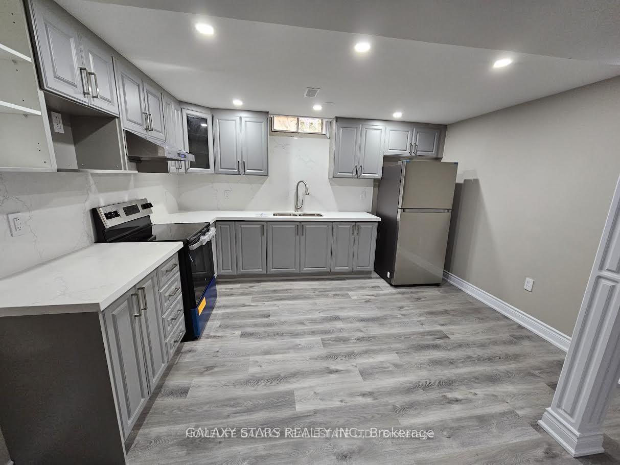 Photo 15 of 75 Marita Place, Vaughan, Glen Shields — HOMEH