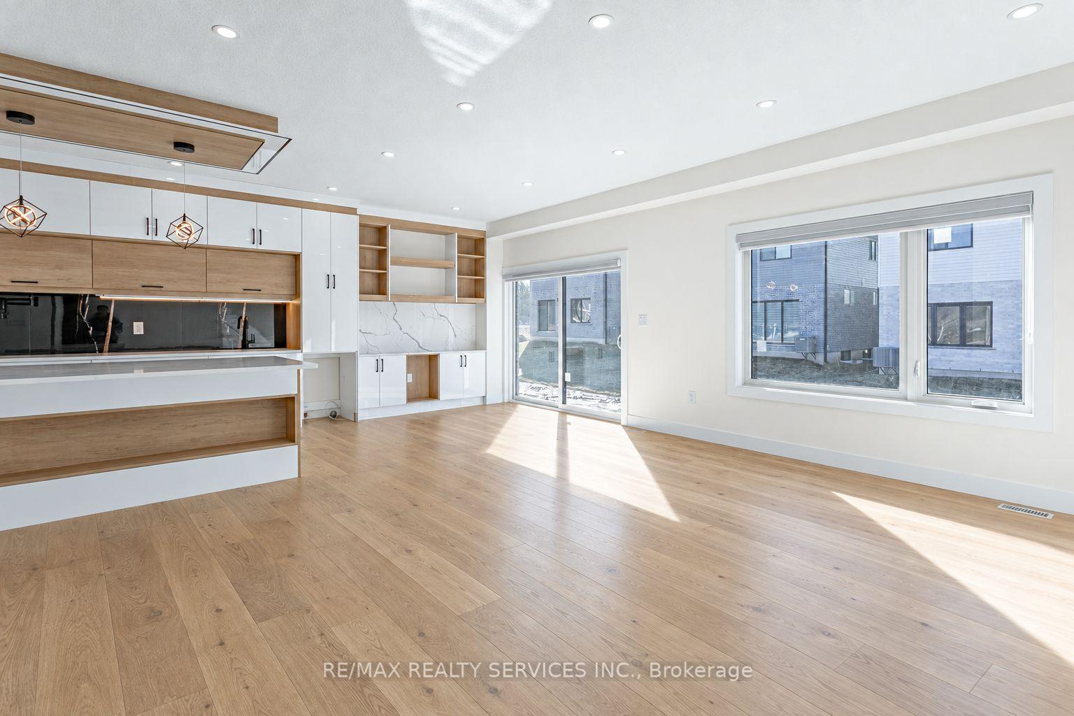 Photo 4 of 829 Darnley Boulevard, London, South U — HOMEH