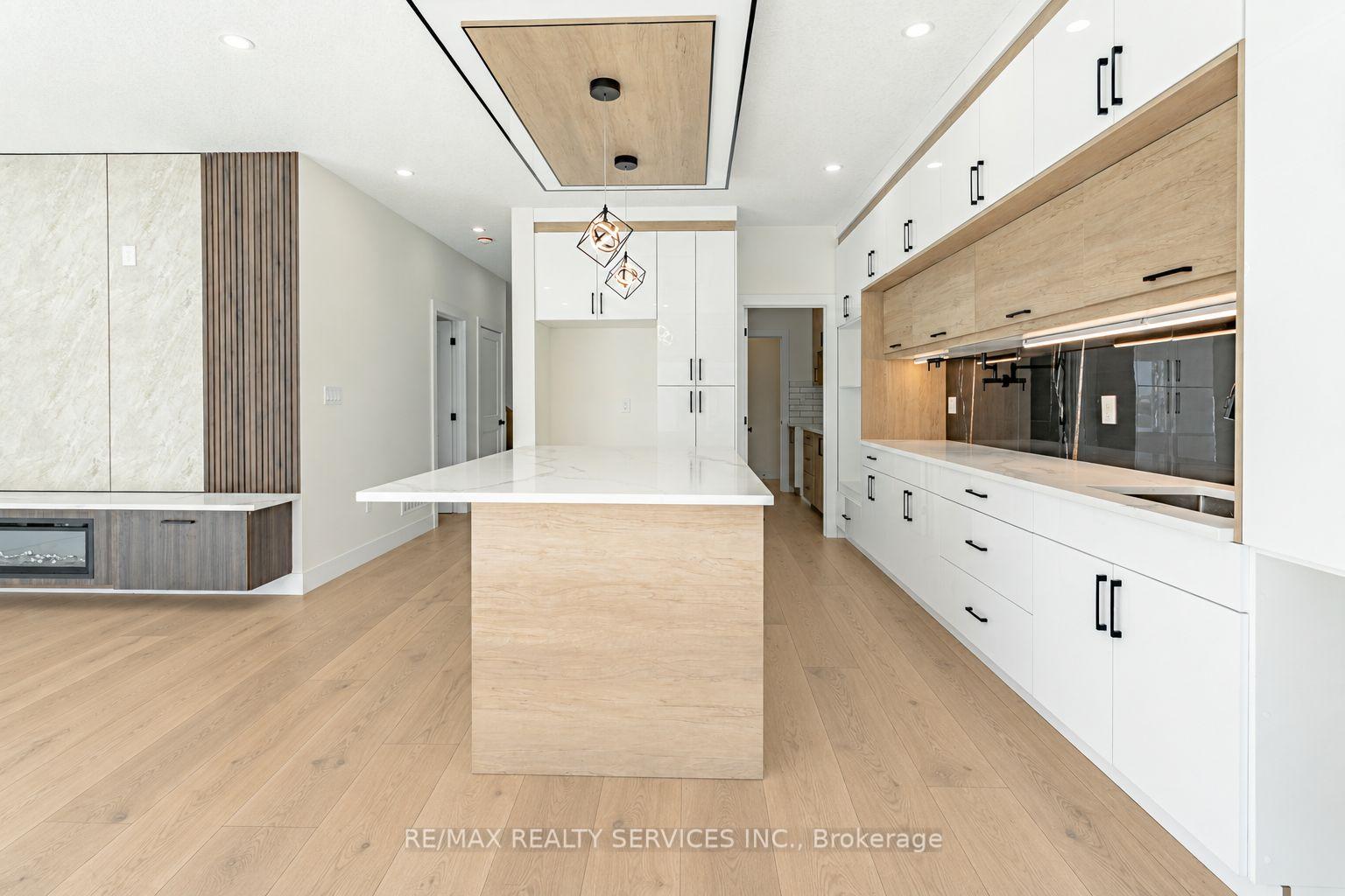 Photo 9 of 829 Darnley Boulevard, London, South U — HOMEH