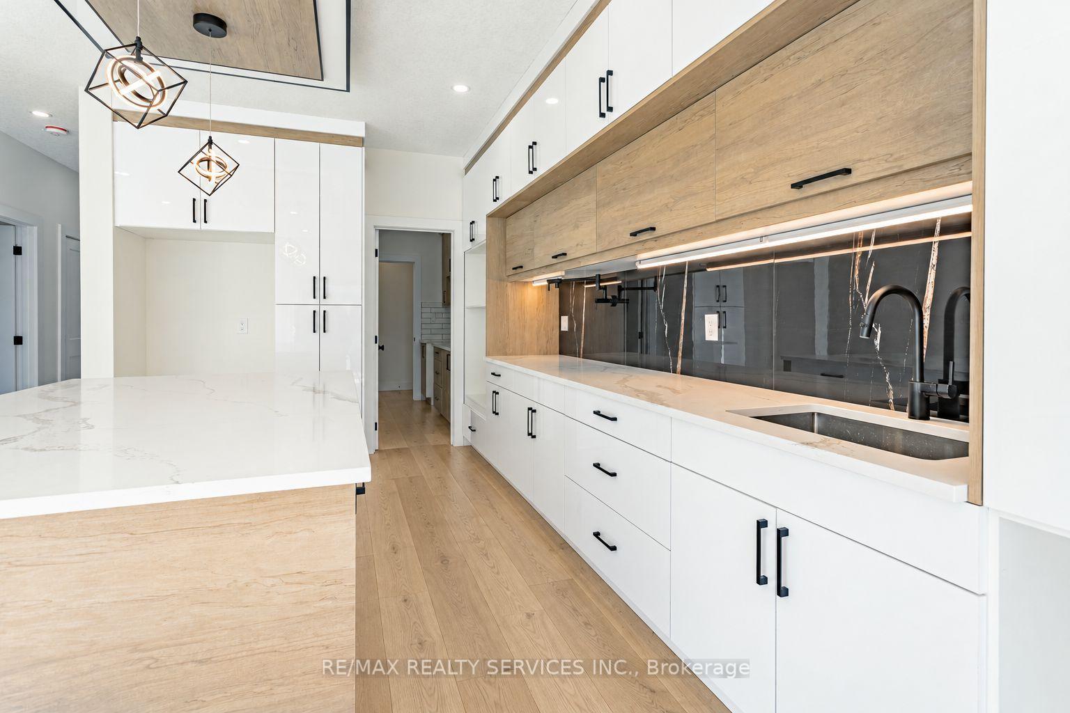 Photo 10 of 829 Darnley Boulevard, London, South U — HOMEH