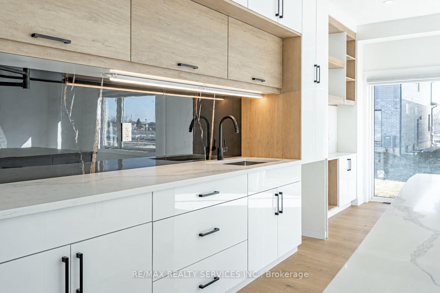 Photo 11 of 829 Darnley Boulevard, London, South U — HOMEH