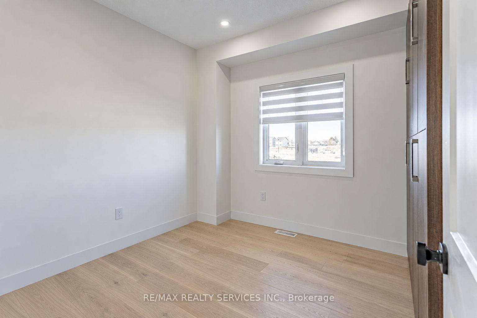 Photo 13 of 829 Darnley Boulevard, London, South U — HOMEH