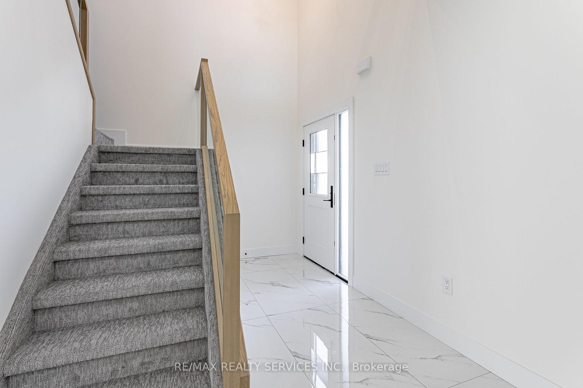 Photo 15 of 829 Darnley Boulevard, London, South U — HOMEH