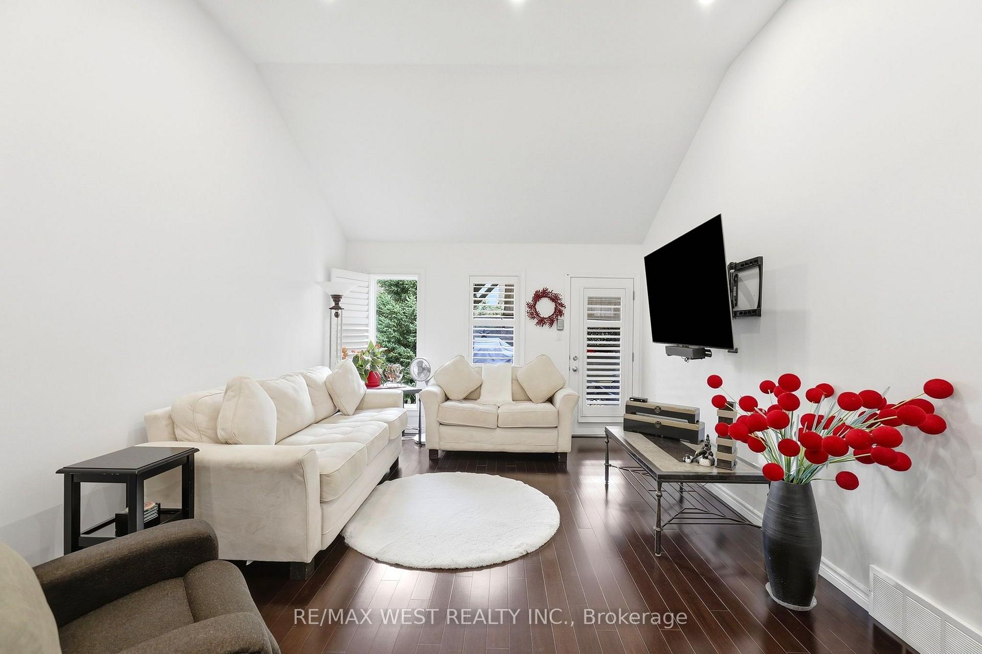 Photo 3 of 916 Silversmith Street, London, North M — HOMEH