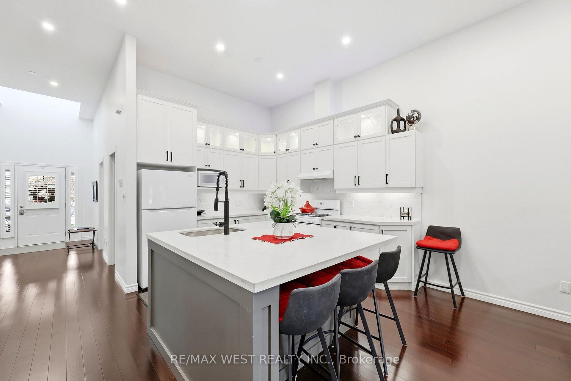 Photo 4 of 916 Silversmith Street, London, North M — HOMEH