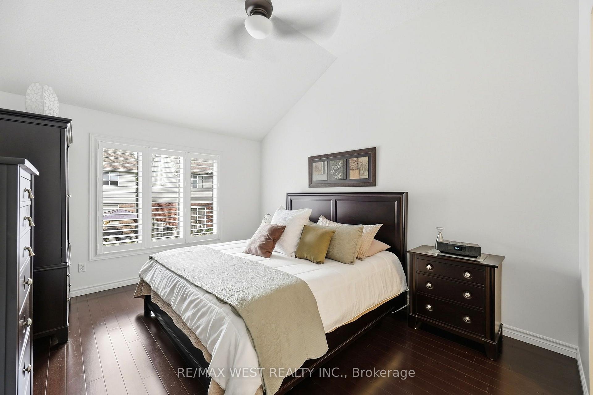 Photo 6 of 916 Silversmith Street, London, North M — HOMEH