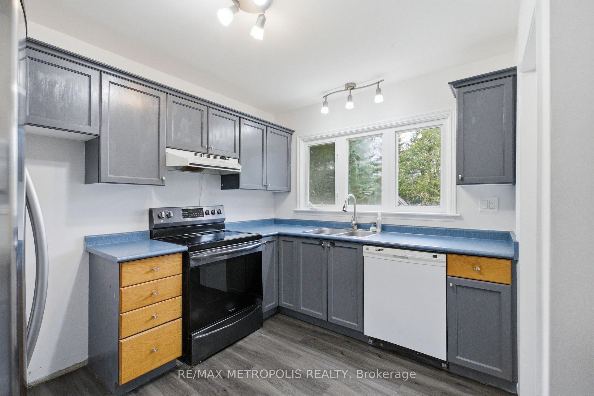 Photo 3 of 148 Winchester Road E, Whitby, Brooklin — HOMEH