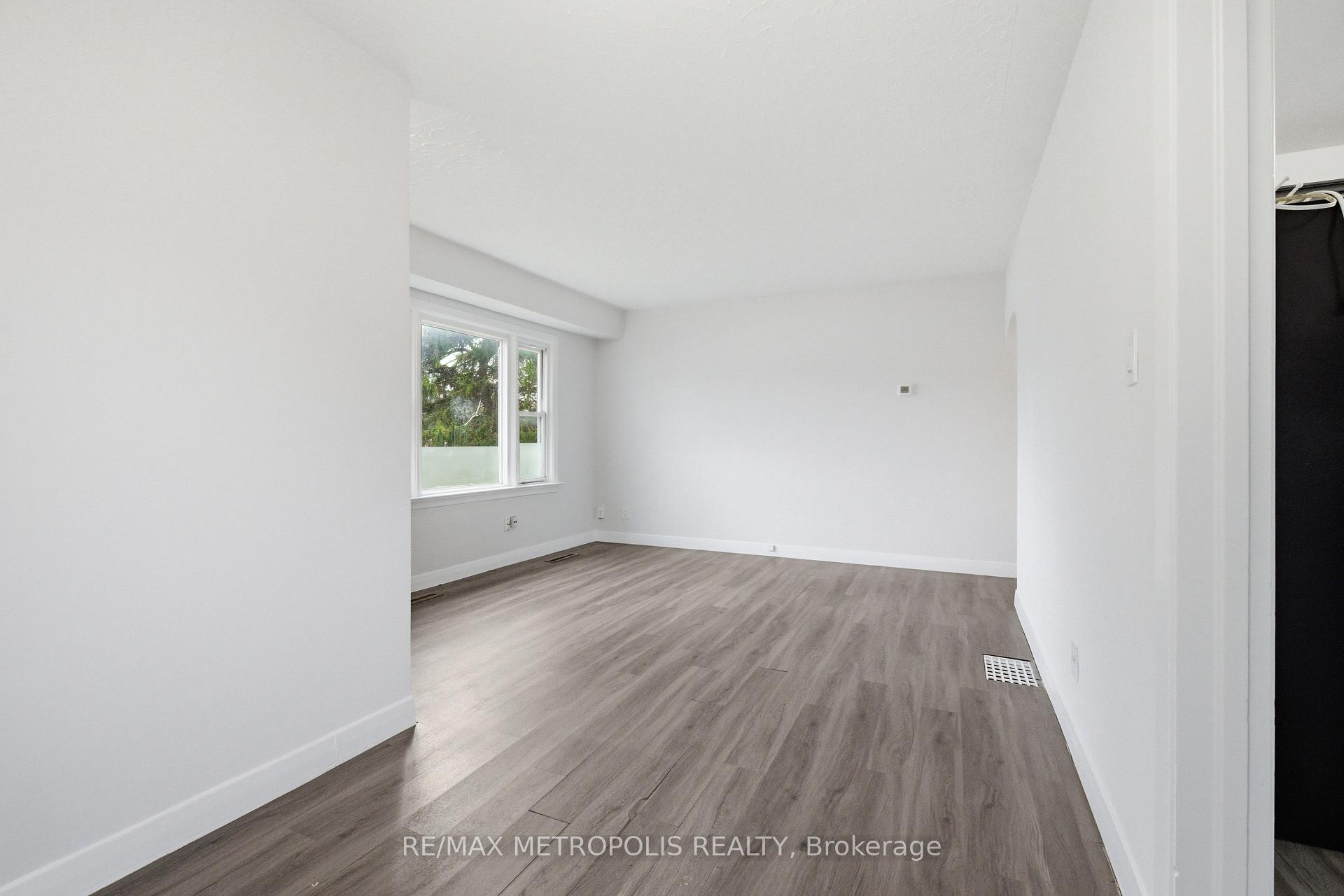 Photo 5 of 148 Winchester Road E, Whitby, Brooklin — HOMEH