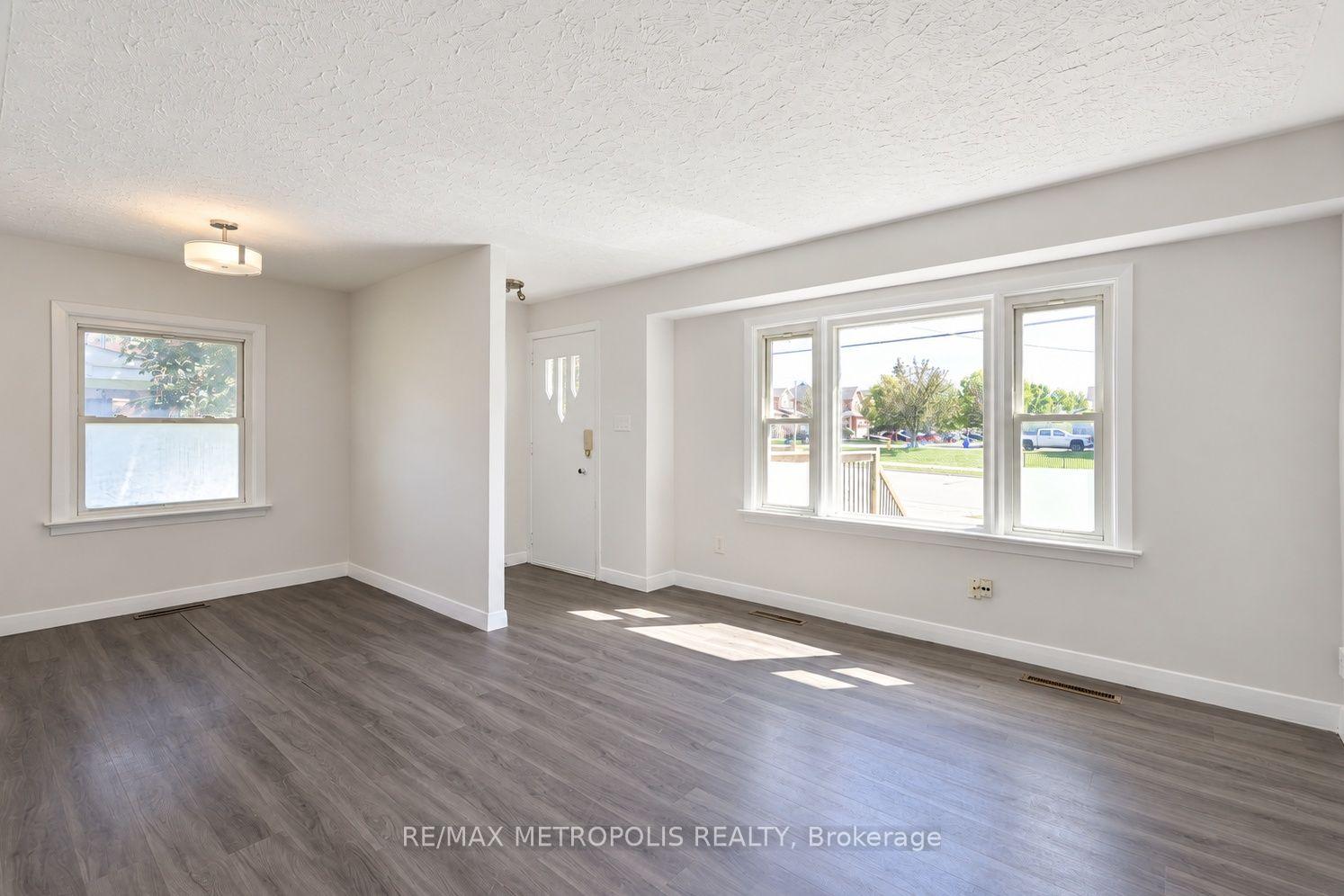 Photo 6 of 148 Winchester Road E, Whitby, Brooklin — HOMEH