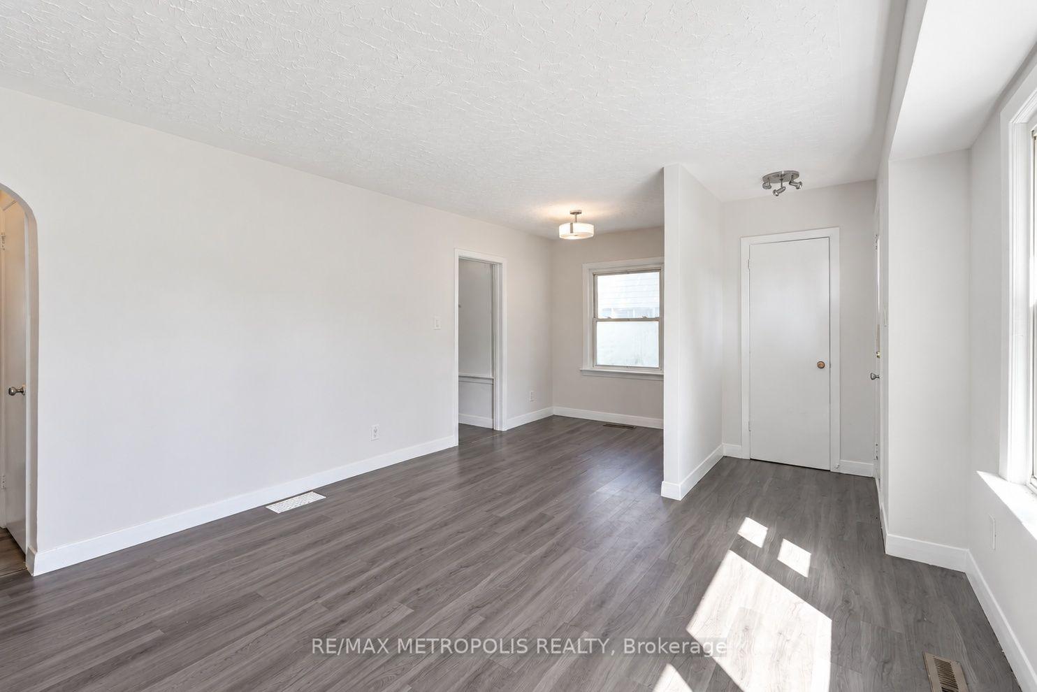 Photo 8 of 148 Winchester Road E, Whitby, Brooklin — HOMEH