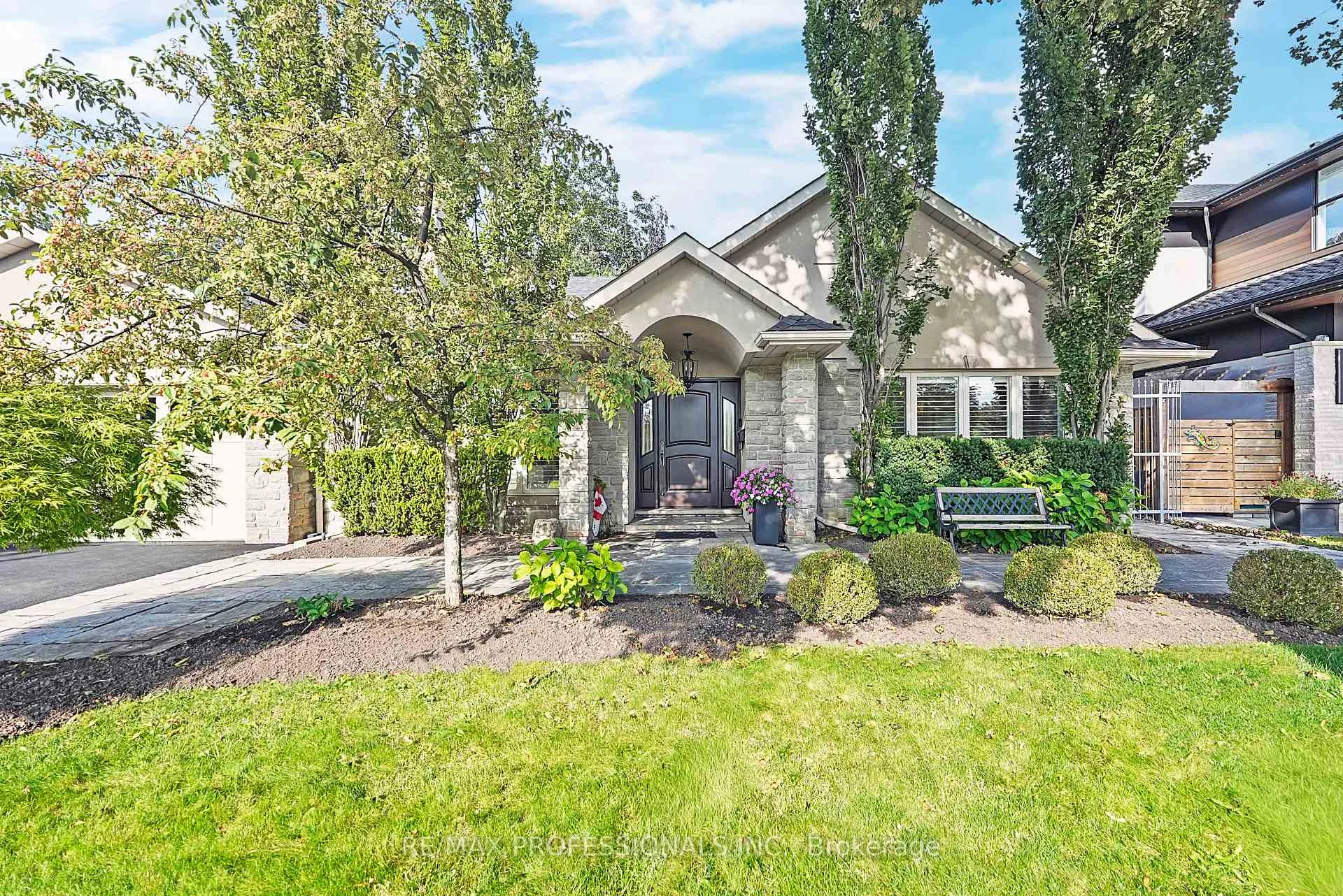 Photo 5 of 61 Abilene Drive, Etobicoke, Princess-Rosethorn — HOMEH
