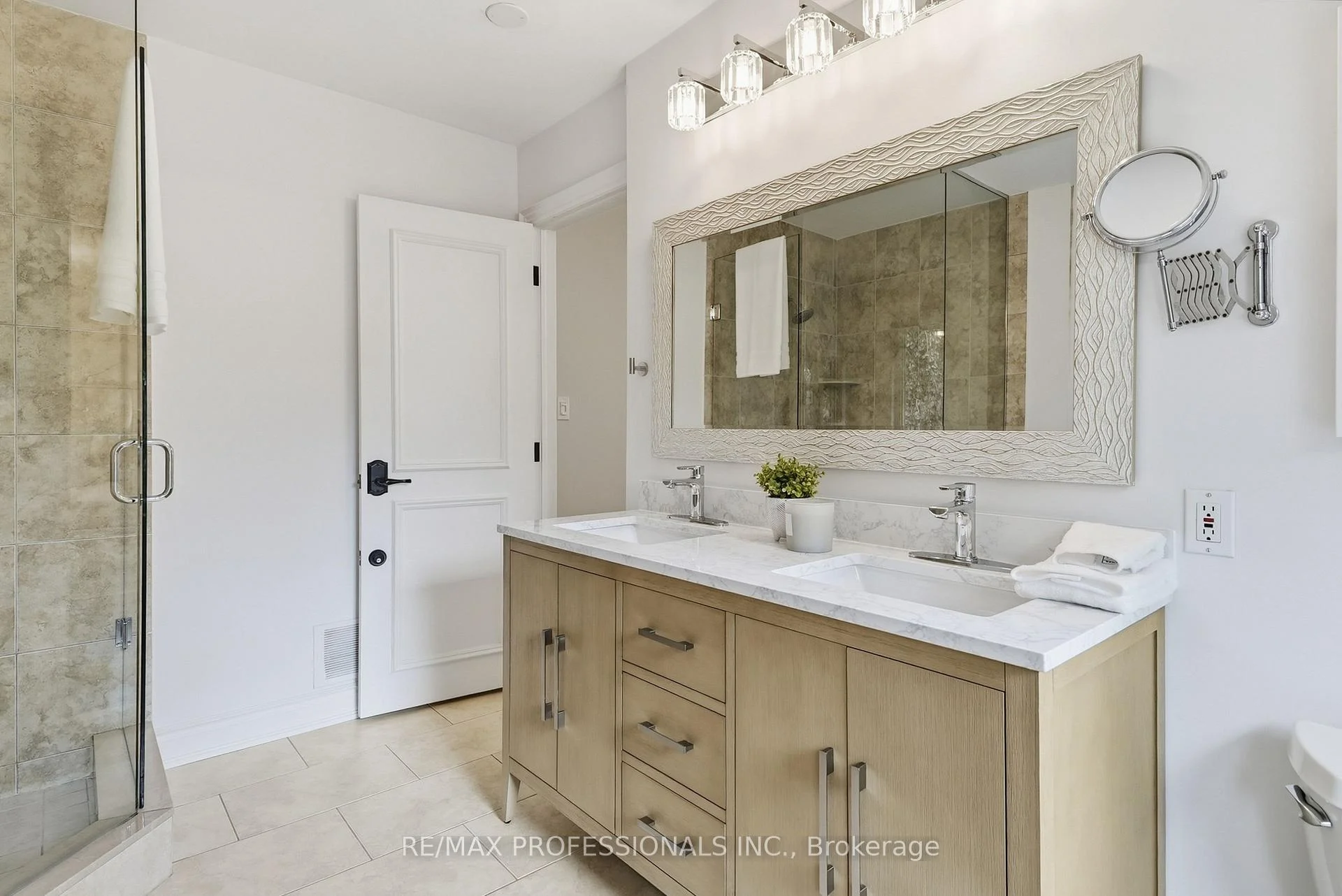 Photo 33 of 61 Abilene Drive, Etobicoke, Princess-Rosethorn — HOMEH