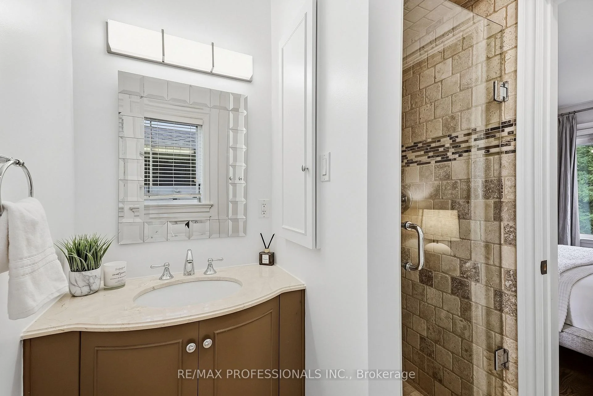 Photo 43 of 61 Abilene Drive, Etobicoke, Princess-Rosethorn — HOMEH