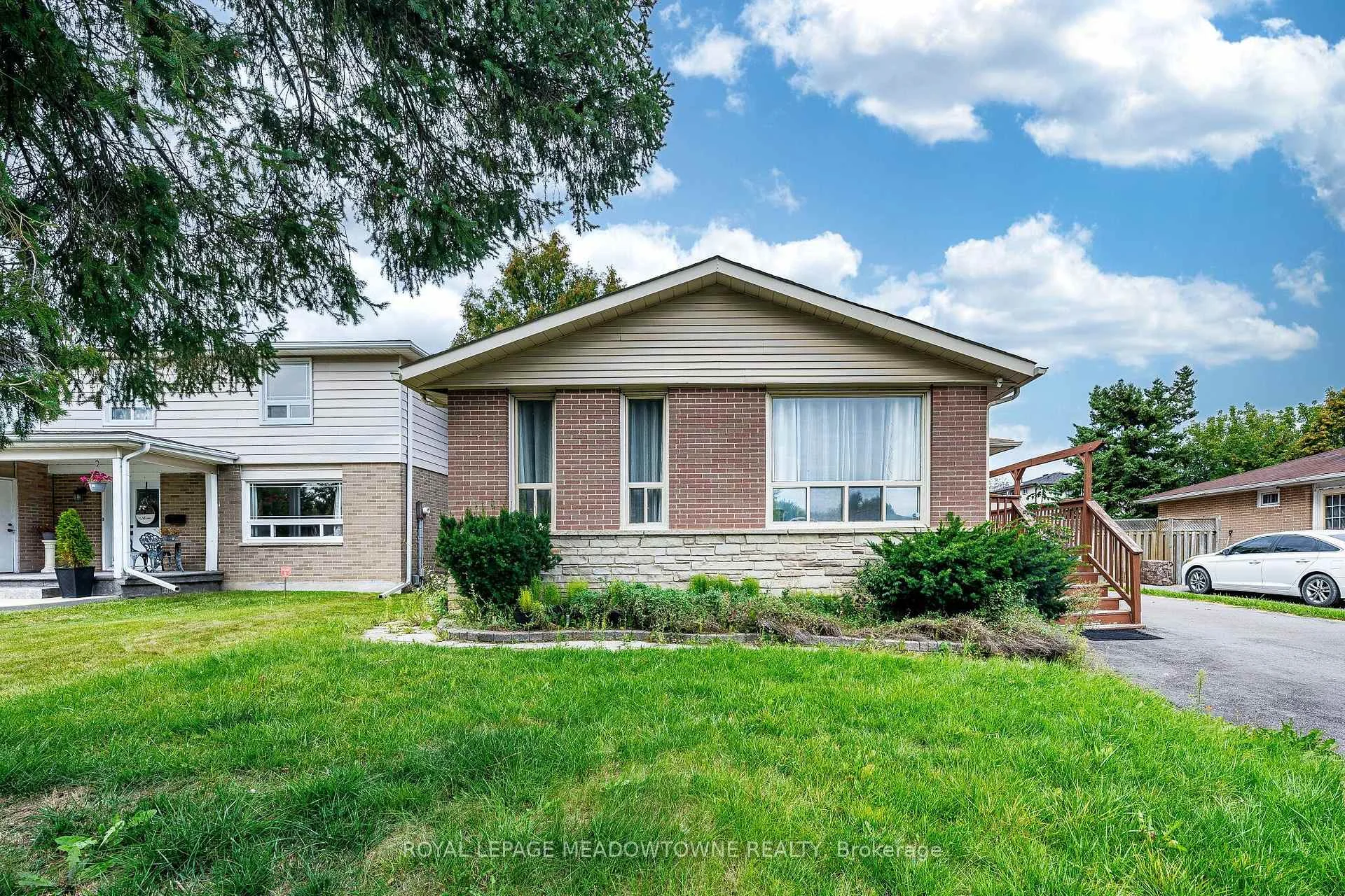 Photo 2 of 46 Reigate Avenue, Brampton, Madoc — HOMEH