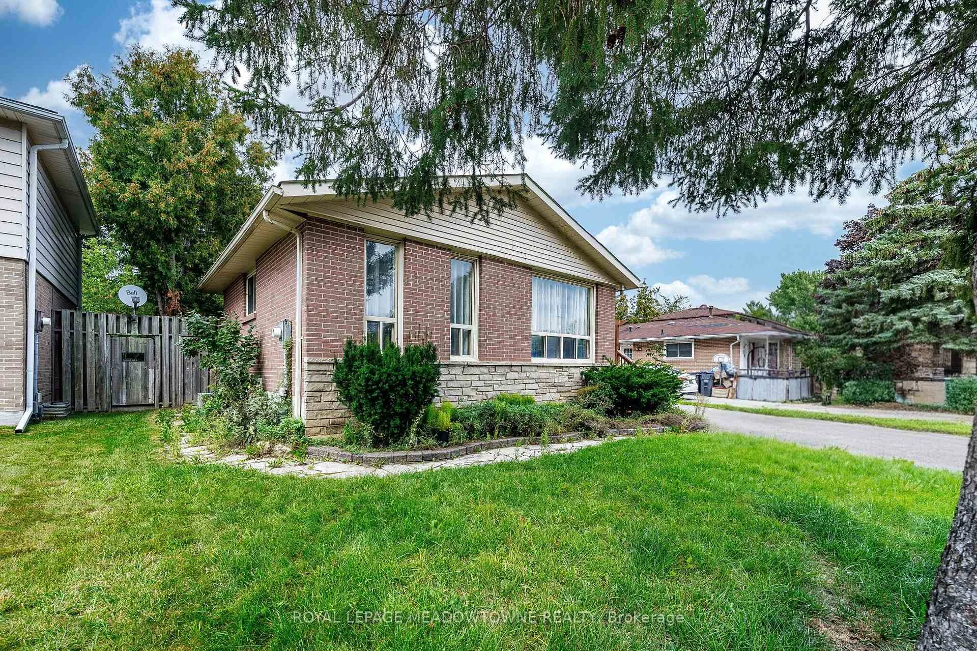 Photo 3 of 46 Reigate Avenue, Brampton, Madoc — HOMEH