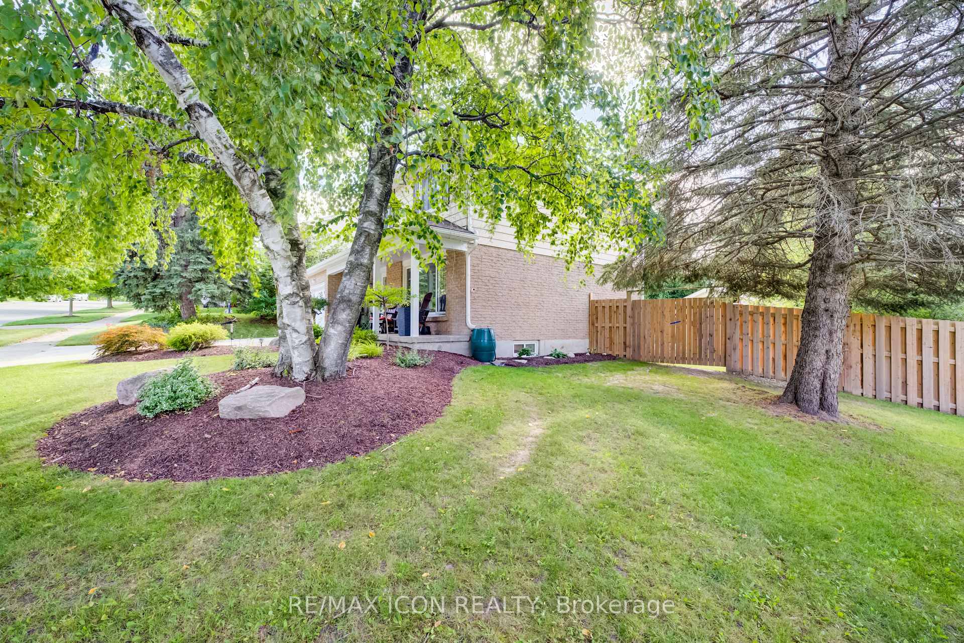Photo 2 of 7 Vintage Crescent, Kitchener, Pioneer Park — HOMEH