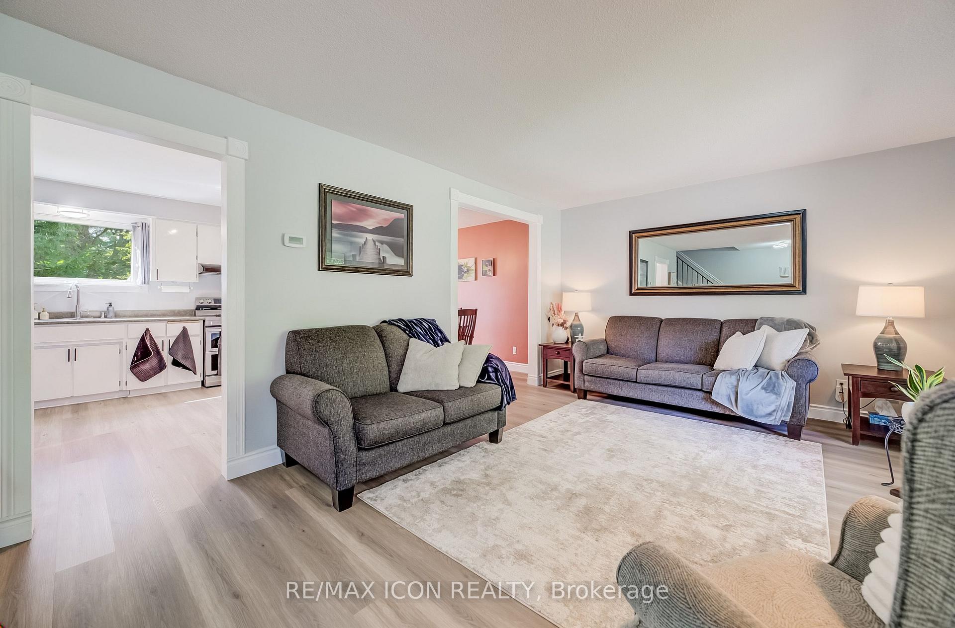 Photo 10 of 7 Vintage Crescent, Kitchener, Pioneer Park — HOMEH