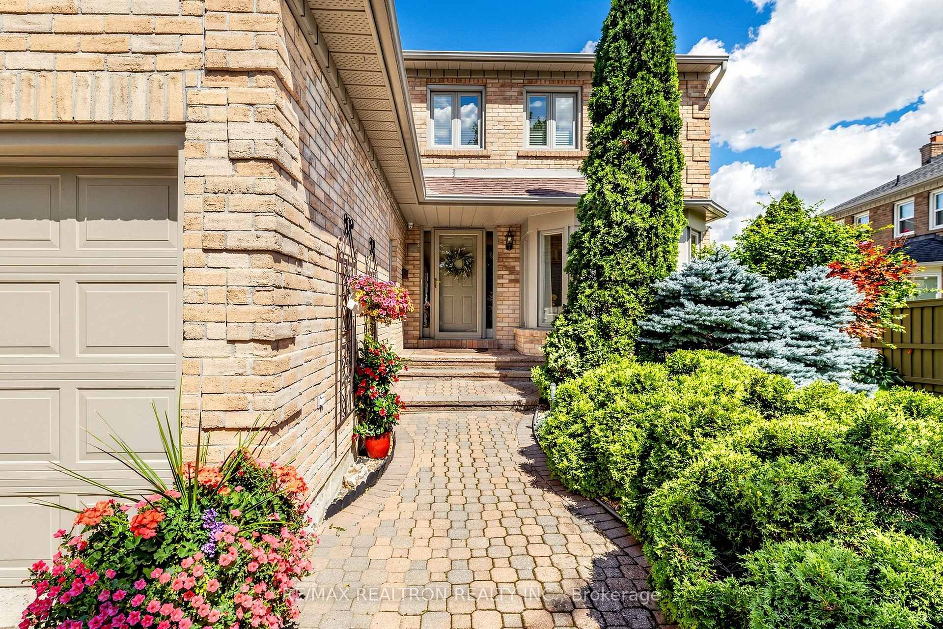 Photo 3 of 84 Ferndell Circle, Markham, Unionville — HOMEH