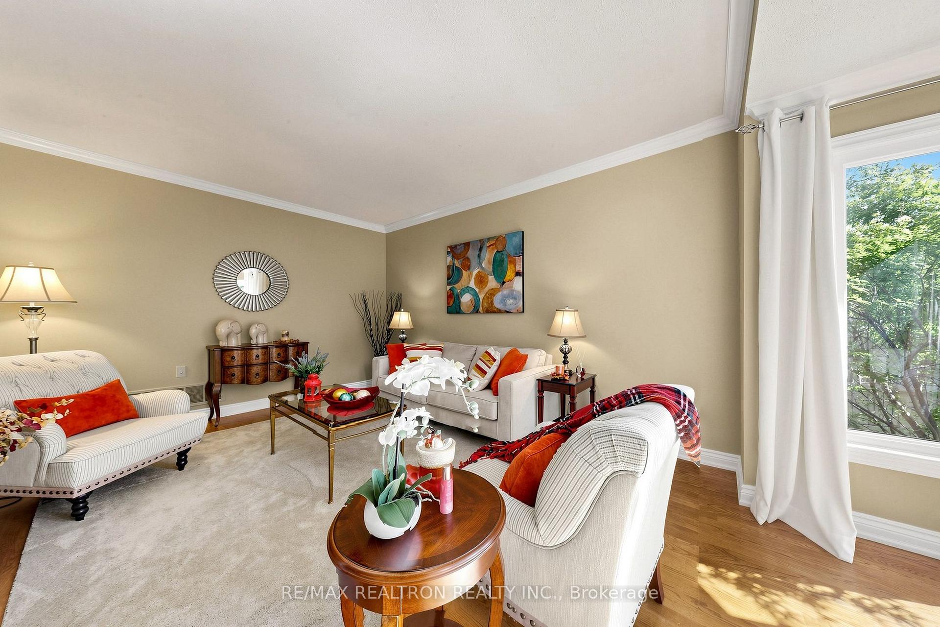 Photo 7 of 84 Ferndell Circle, Markham, Unionville — HOMEH