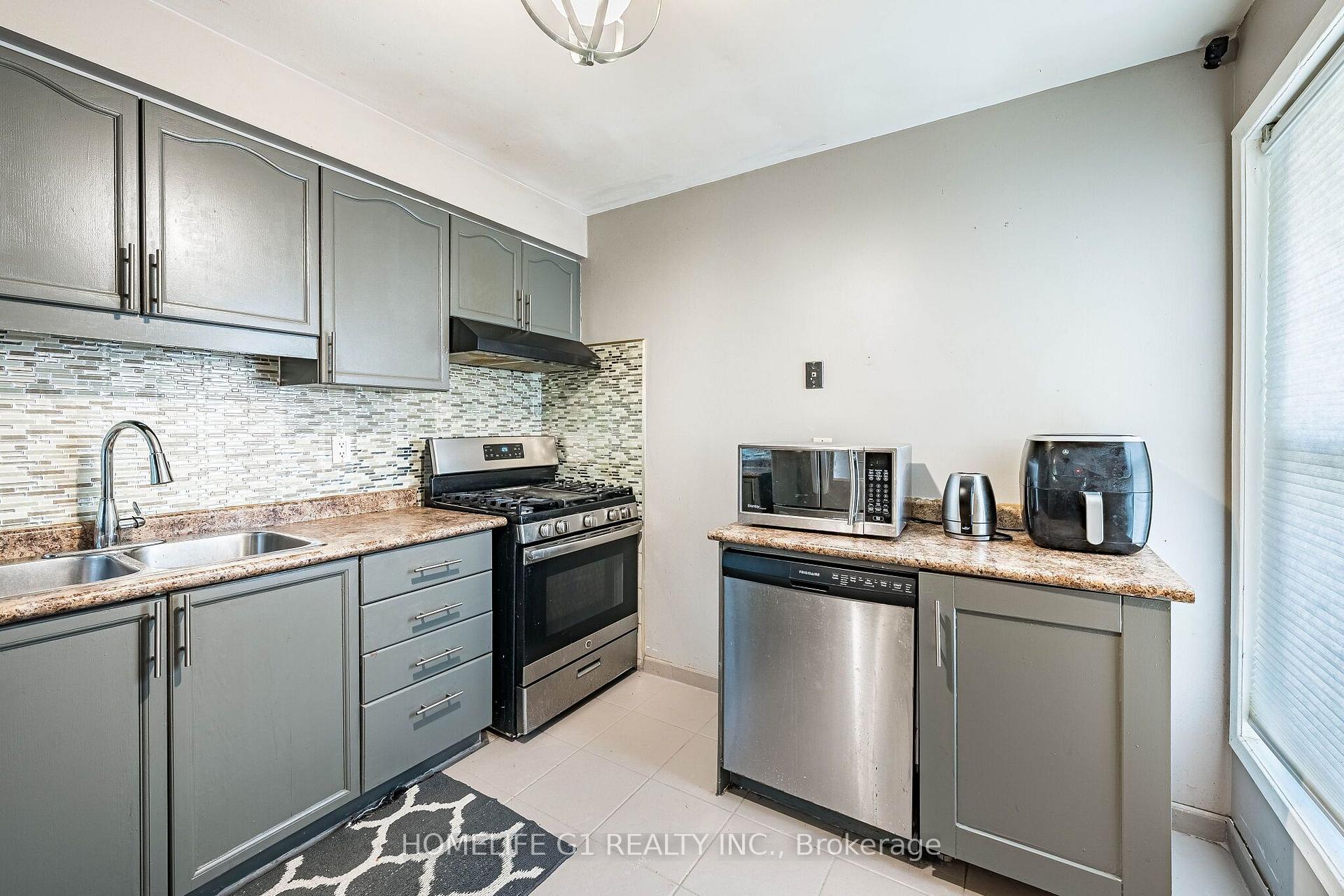Photo 11 of 48 Thatcher Court, Brampton, Heart Lake West — HOMEH