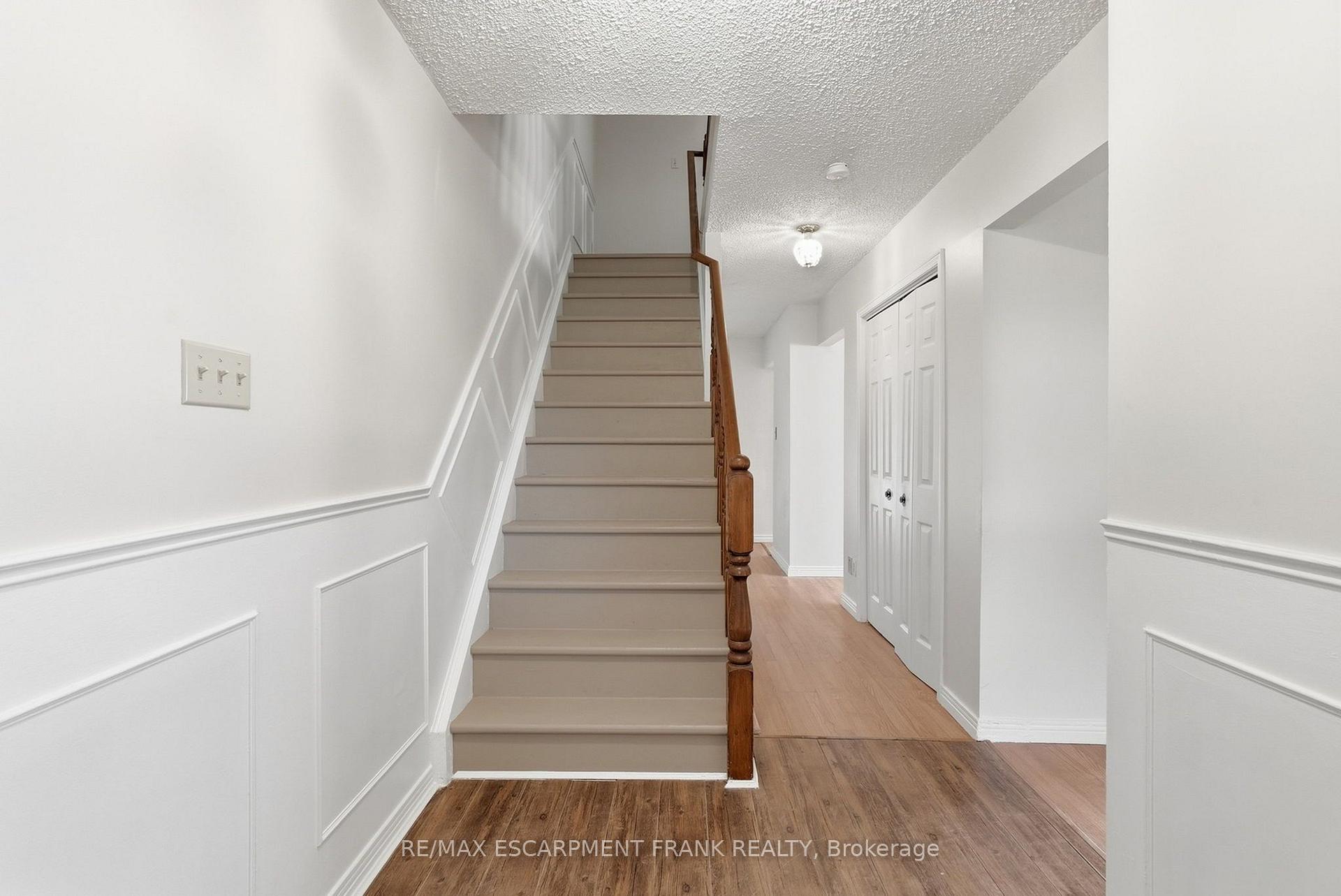 Photo 7 of 471 Knightsbridge Crescent, Hamilton, Ancaster — HOMEH