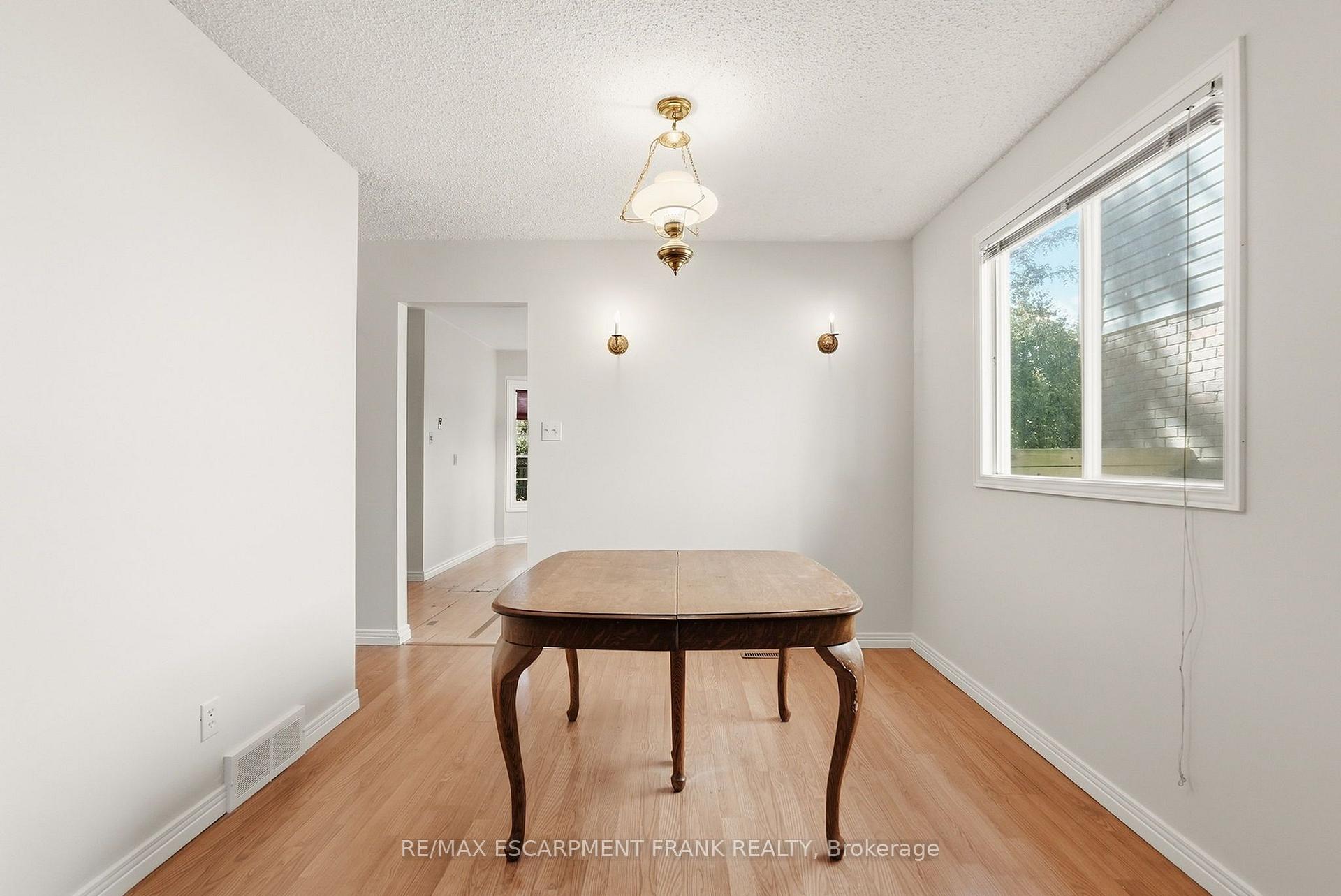 Photo 9 of 471 Knightsbridge Crescent, Hamilton, Ancaster — HOMEH