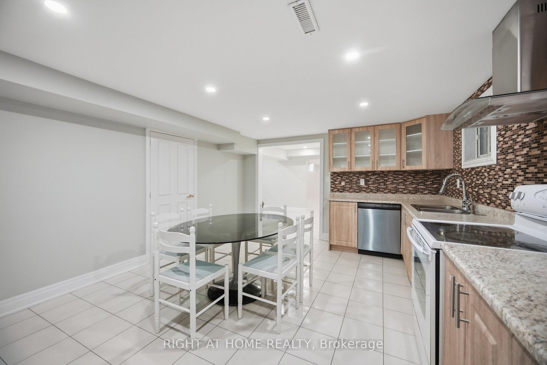 Photo 40 of 32 Colton Crescent S, Vaughan, Islington Woods — HOMEH