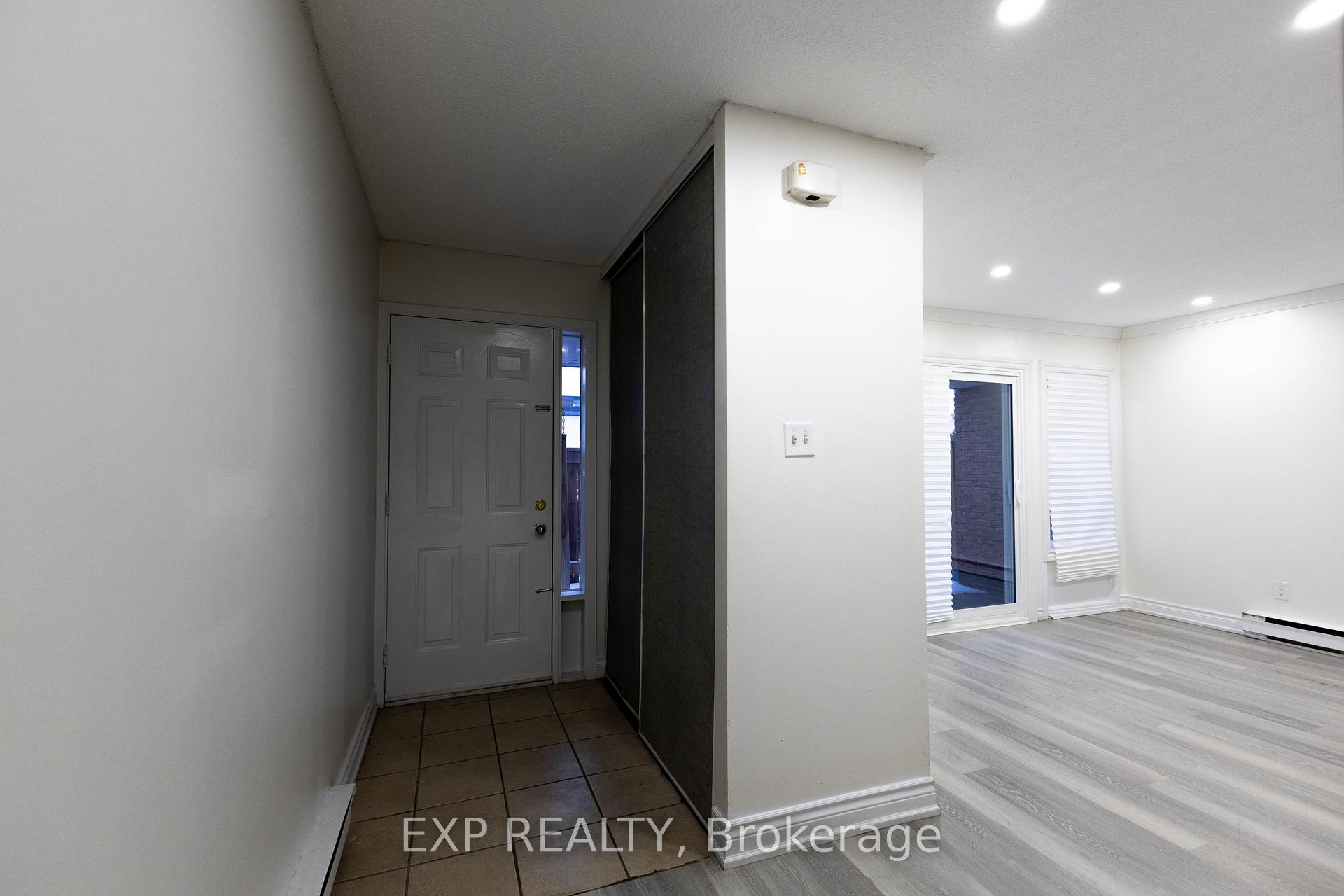 Photo 2 of Unit 120, 248 Milestone Crescent, Aurora, Aurora Village — HOMEH