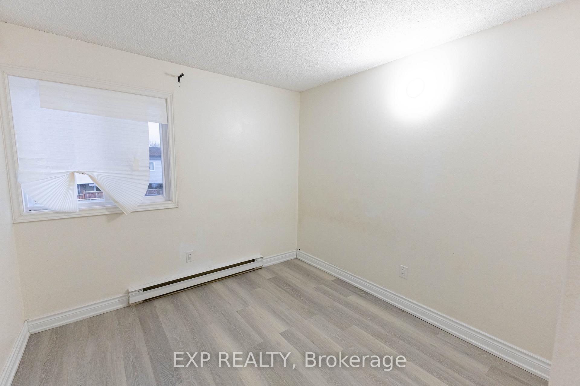 Photo 4 of Unit 120, 248 Milestone Crescent, Aurora, Aurora Village — HOMEH