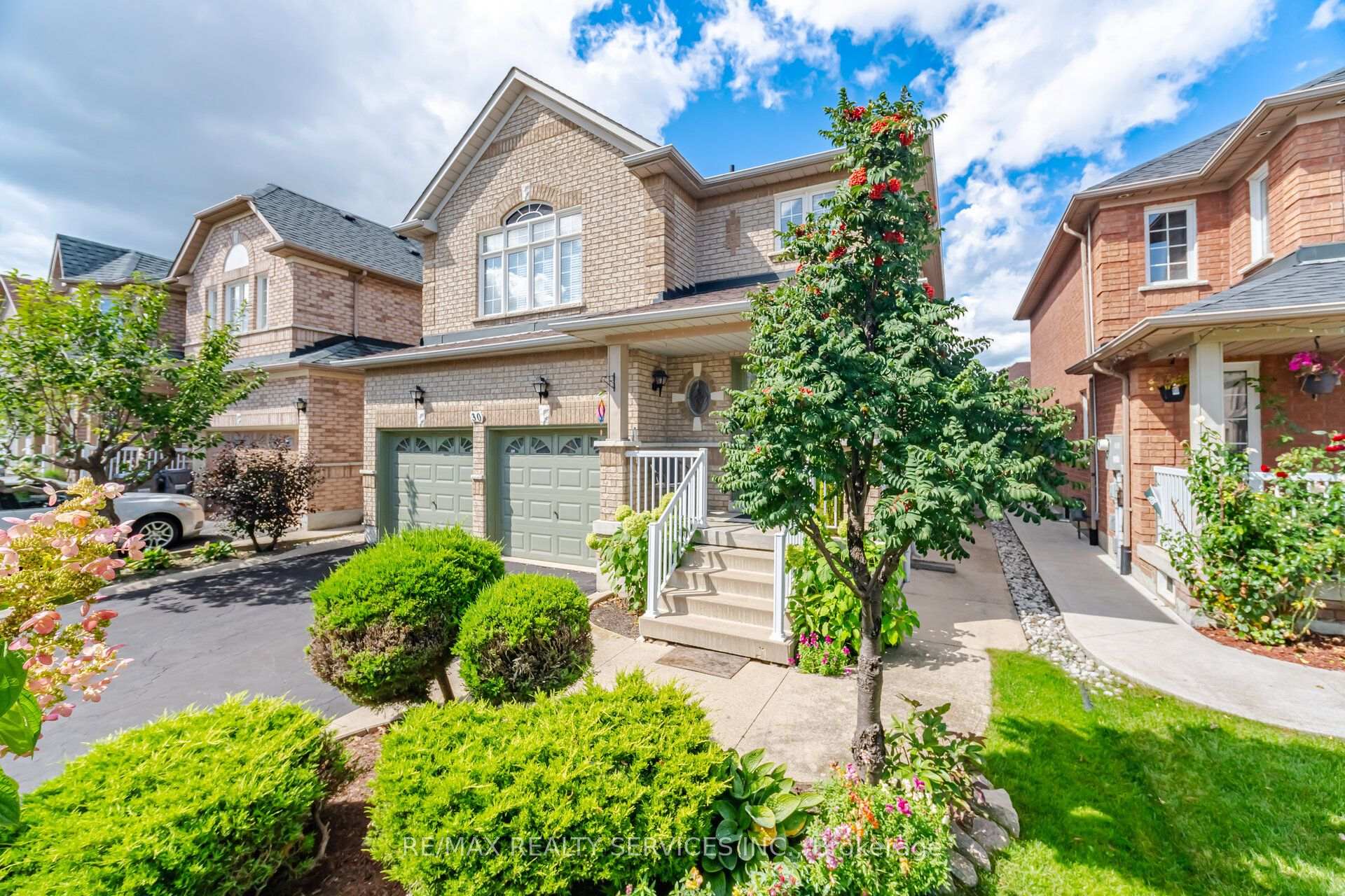 Photo 3 of 30 Maple Beach Crescent, Brampton, Fletcher's Meadow — HOMEH