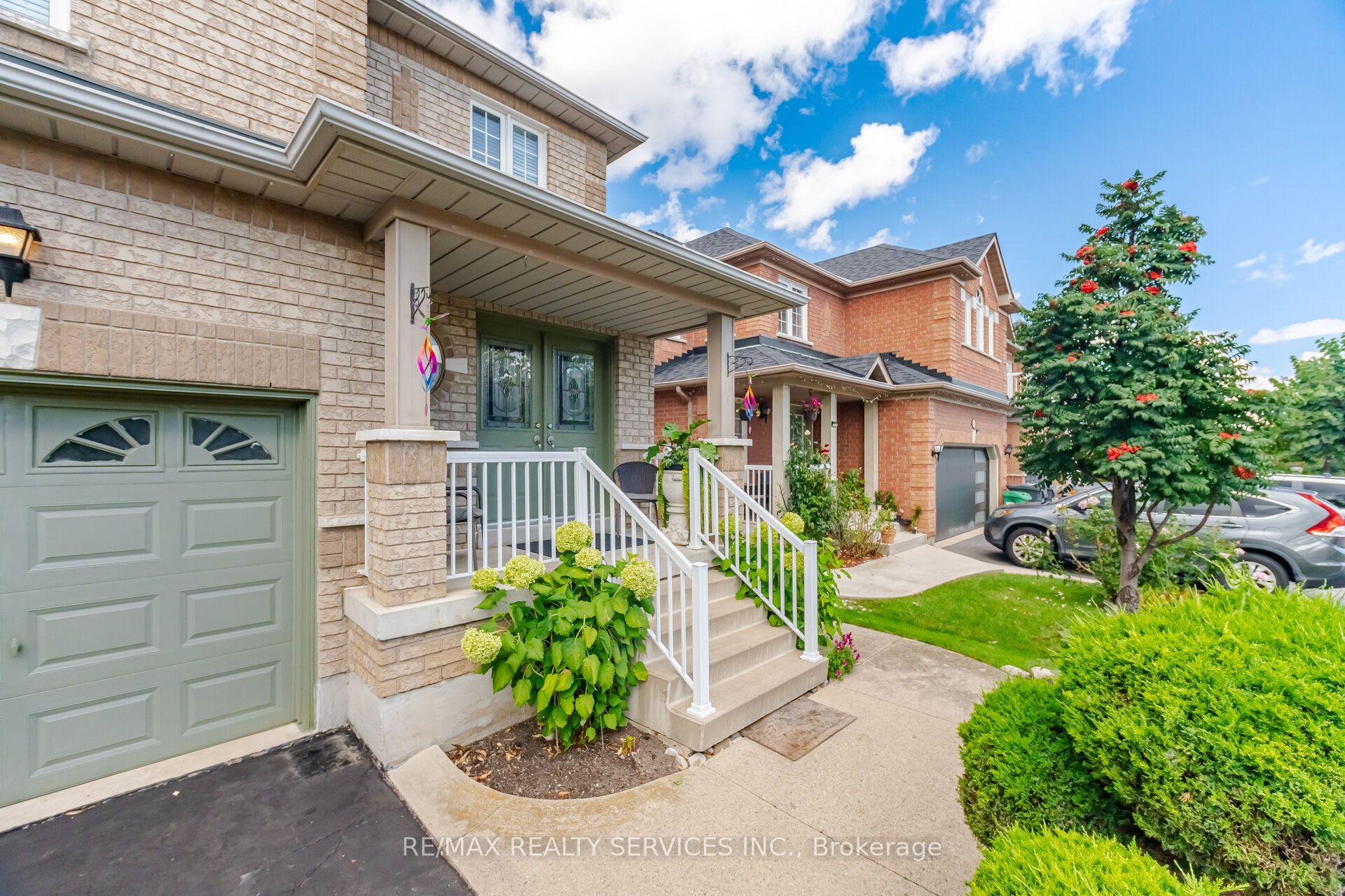 Photo 5 of 30 Maple Beach Crescent, Brampton, Fletcher's Meadow — HOMEH
