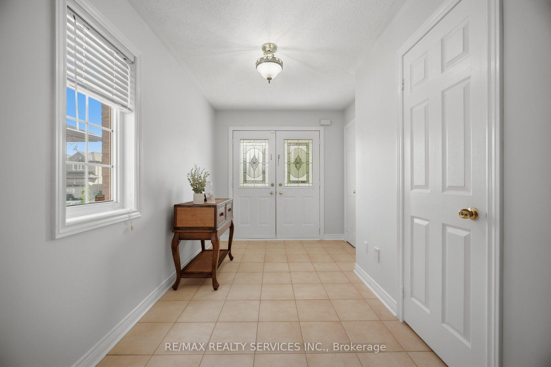 Photo 6 of 30 Maple Beach Crescent, Brampton, Fletcher's Meadow — HOMEH