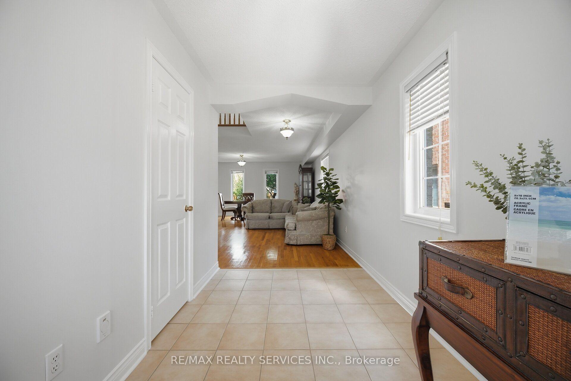 Photo 7 of 30 Maple Beach Crescent, Brampton, Fletcher's Meadow — HOMEH