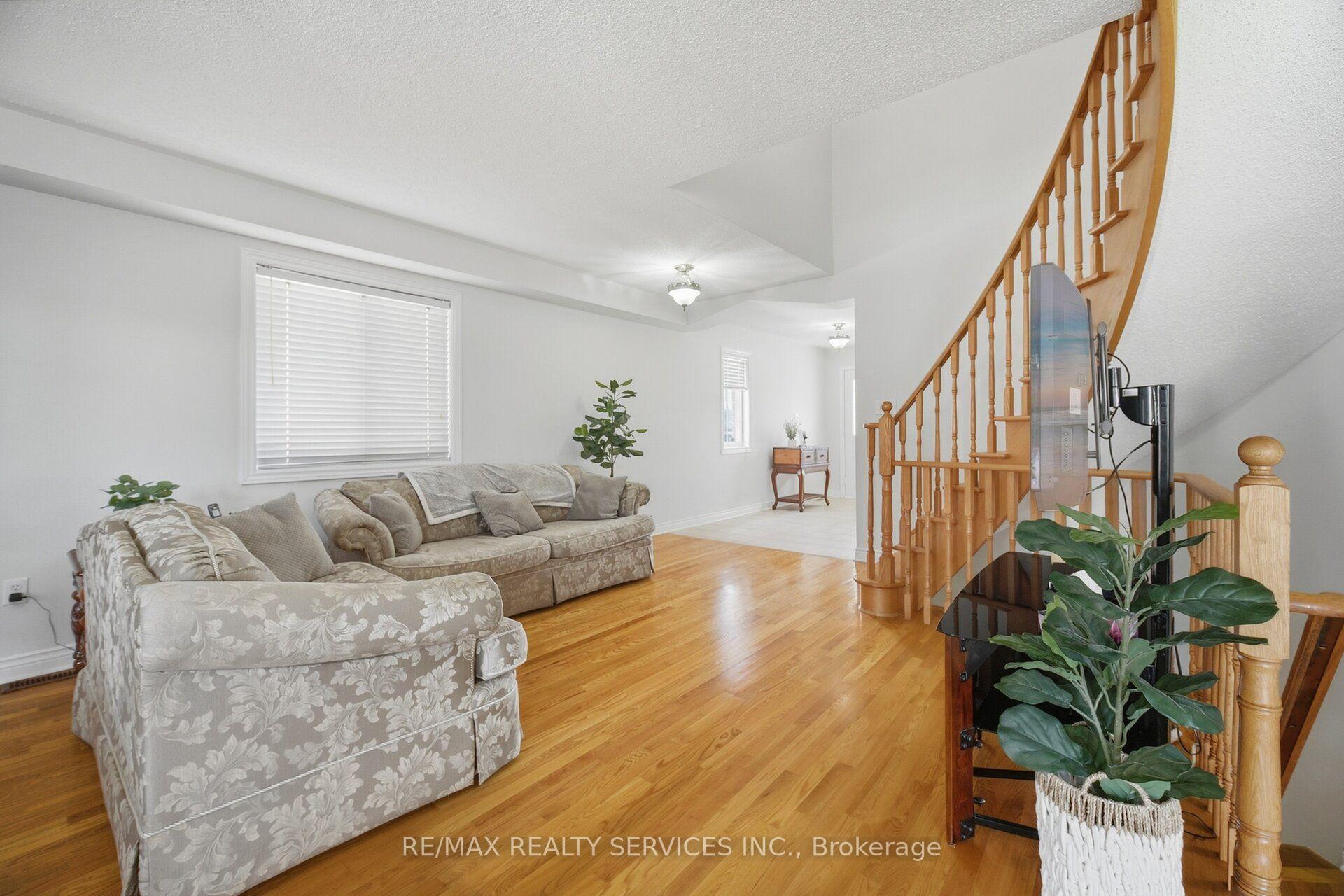 Photo 8 of 30 Maple Beach Crescent, Brampton, Fletcher's Meadow — HOMEH