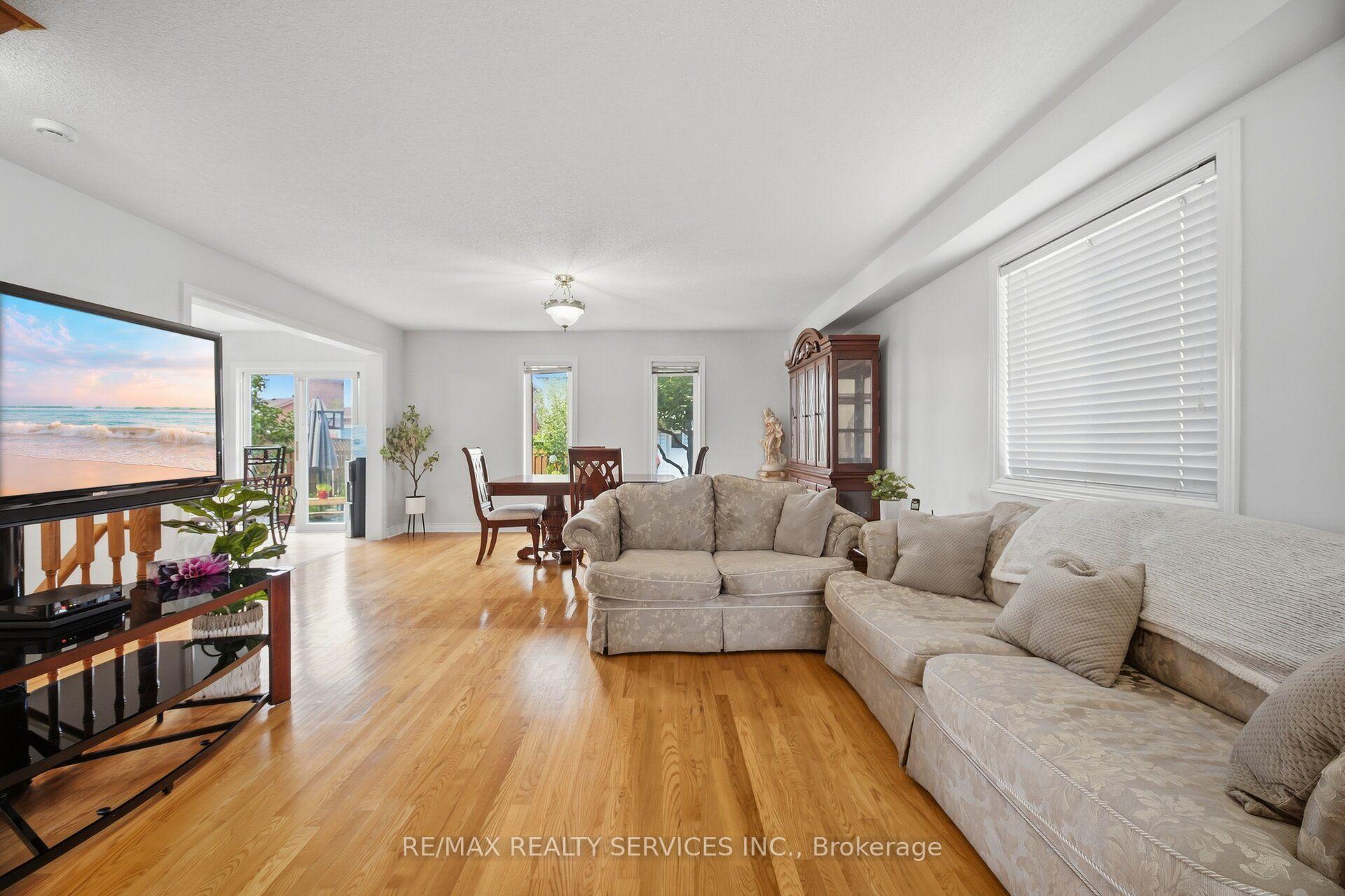 Photo 9 of 30 Maple Beach Crescent, Brampton, Fletcher's Meadow — HOMEH