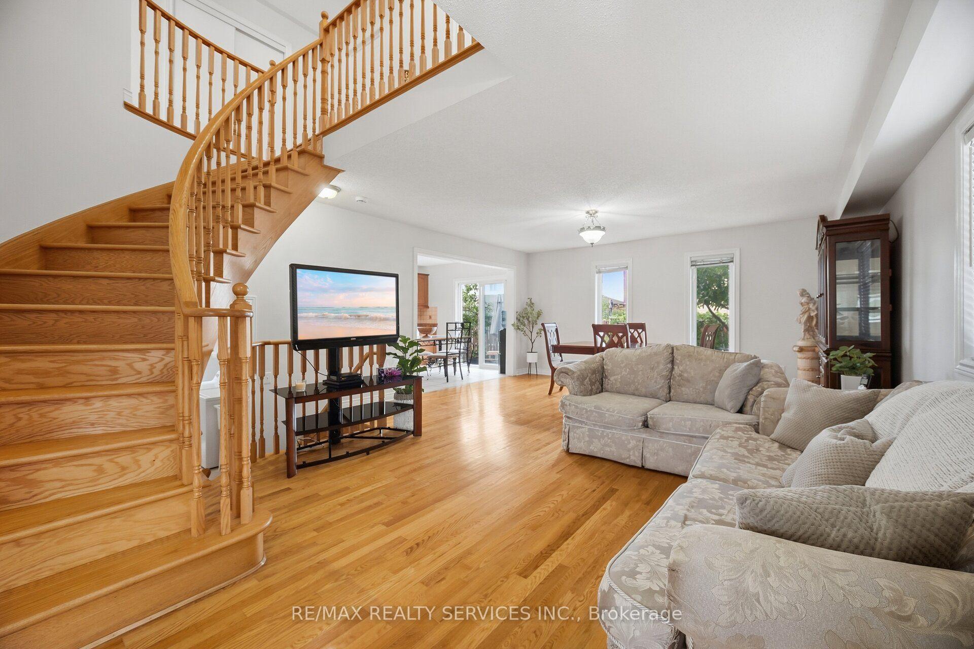 Photo 10 of 30 Maple Beach Crescent, Brampton, Fletcher's Meadow — HOMEH