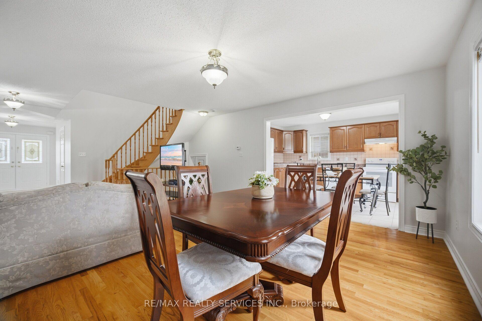 Photo 11 of 30 Maple Beach Crescent, Brampton, Fletcher's Meadow — HOMEH