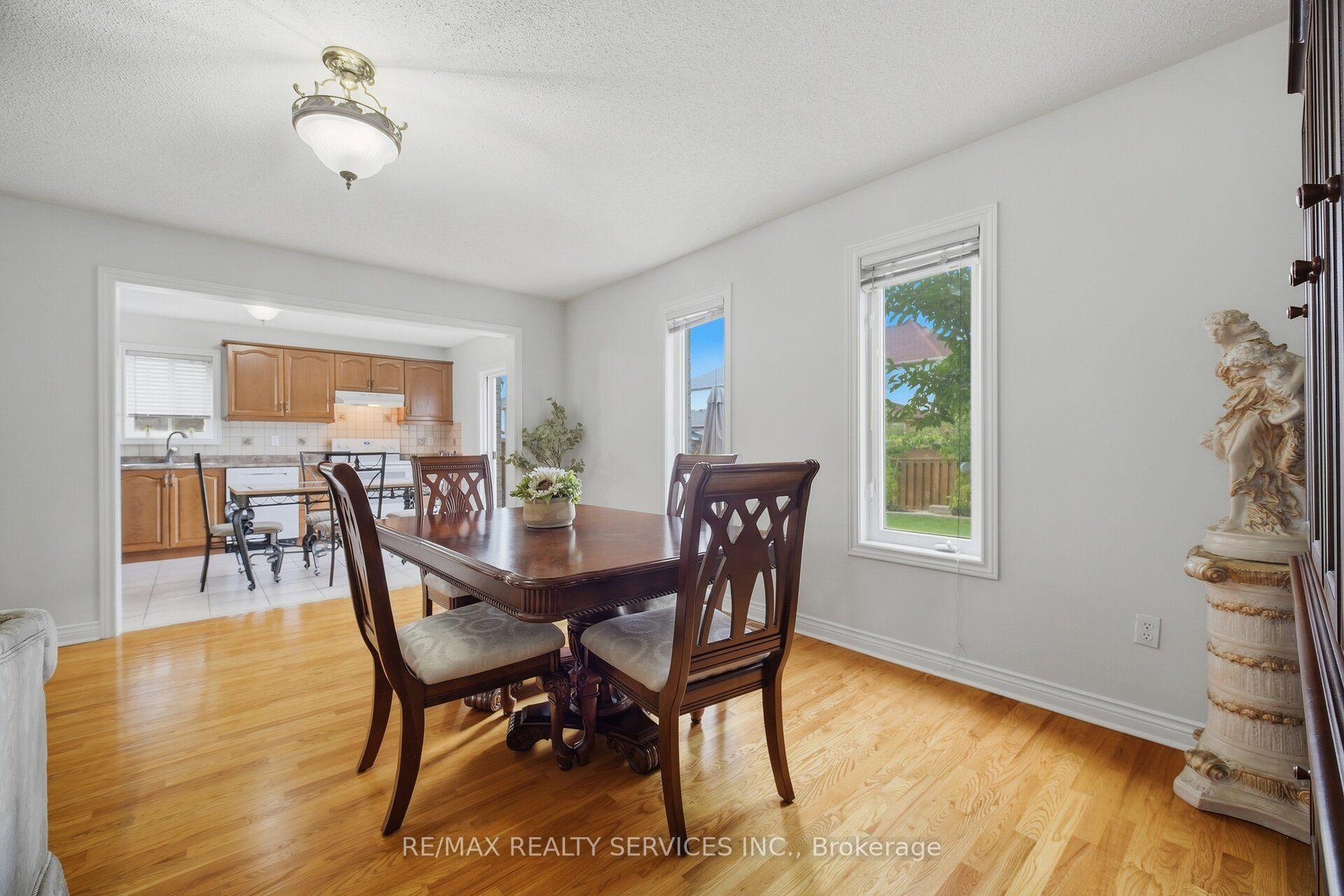 Photo 13 of 30 Maple Beach Crescent, Brampton, Fletcher's Meadow — HOMEH