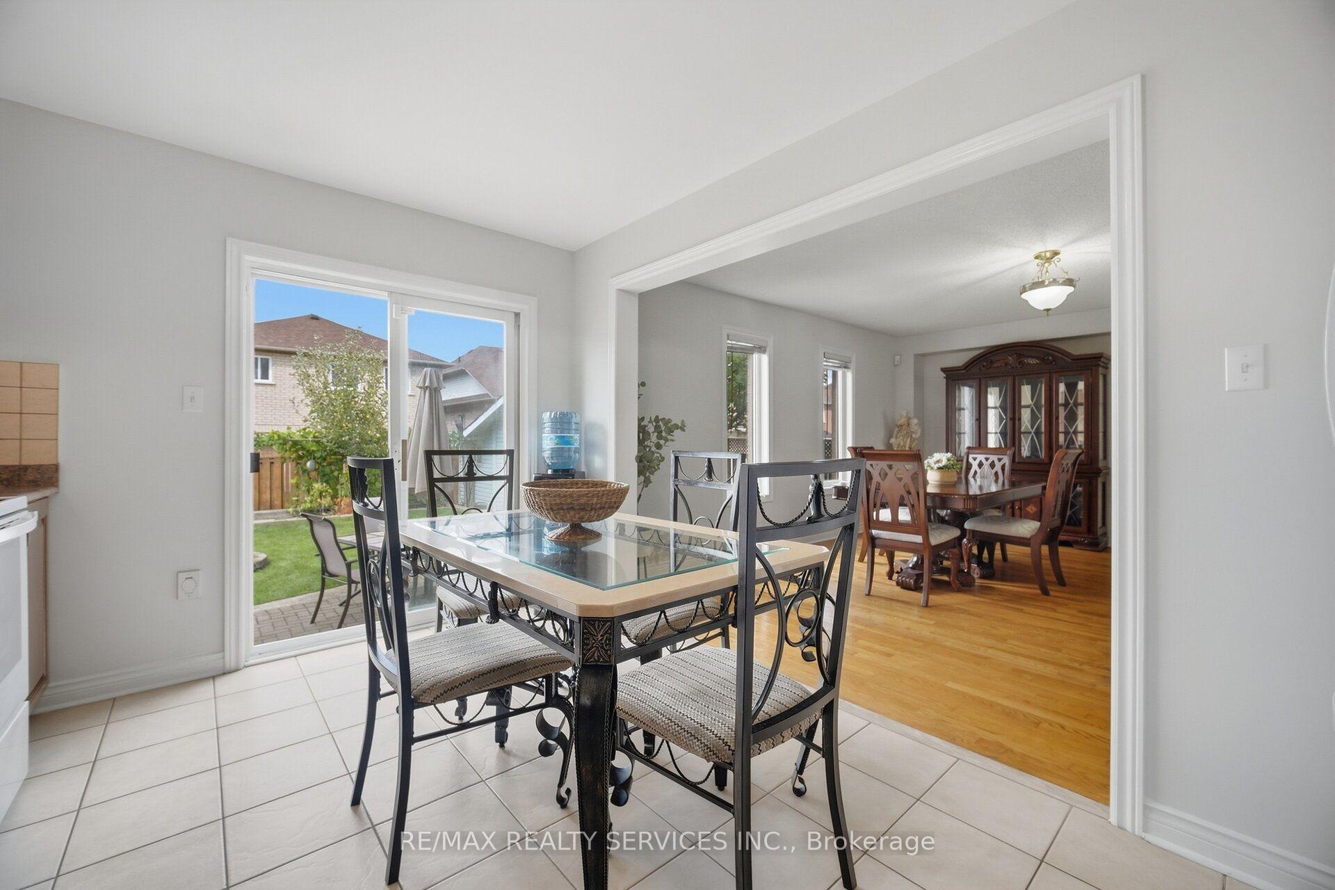 Photo 14 of 30 Maple Beach Crescent, Brampton, Fletcher's Meadow — HOMEH